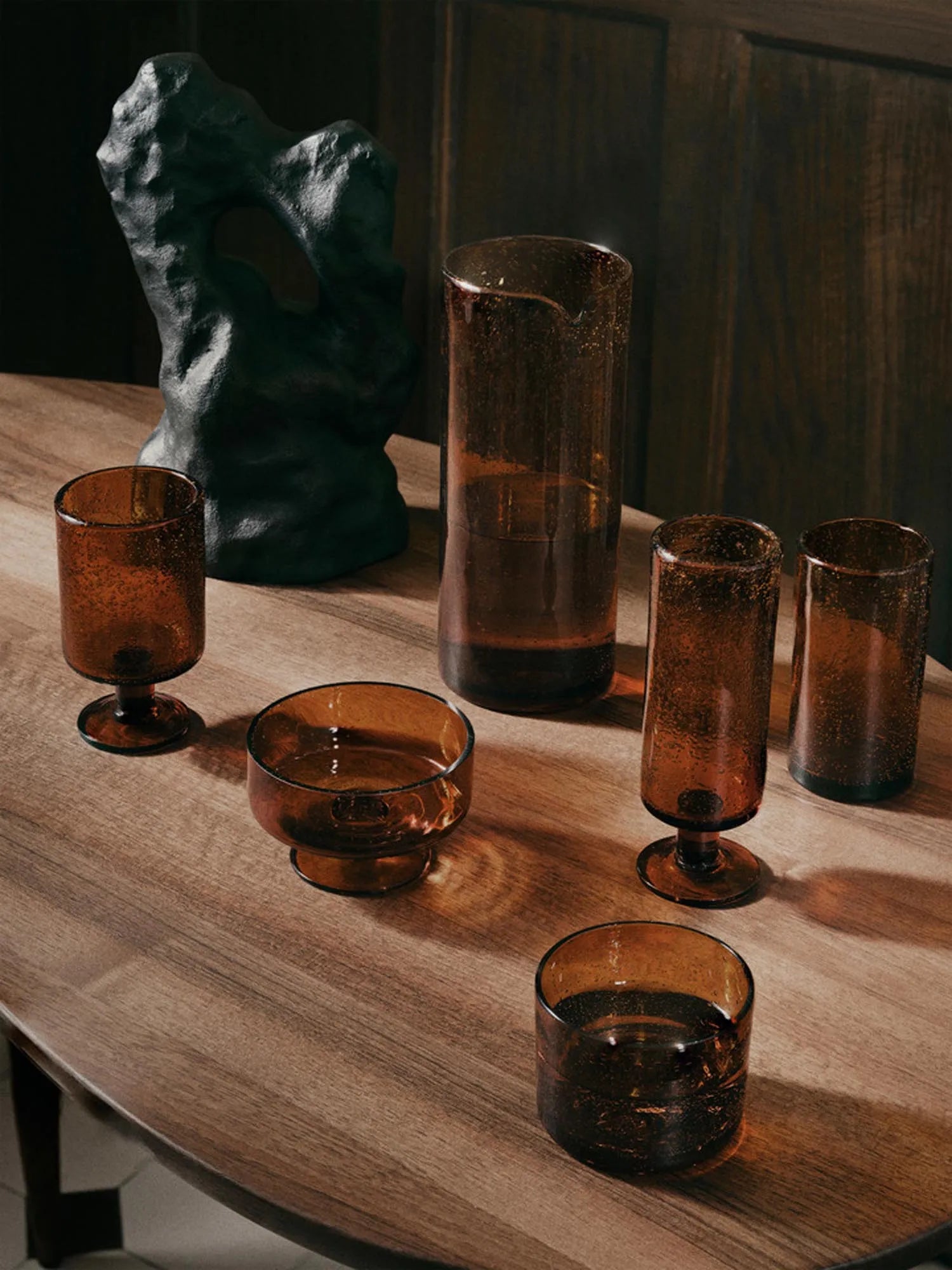 Elegantes Wasserglas aus recyceltem Glas, handgefertigt von Ferm Living.