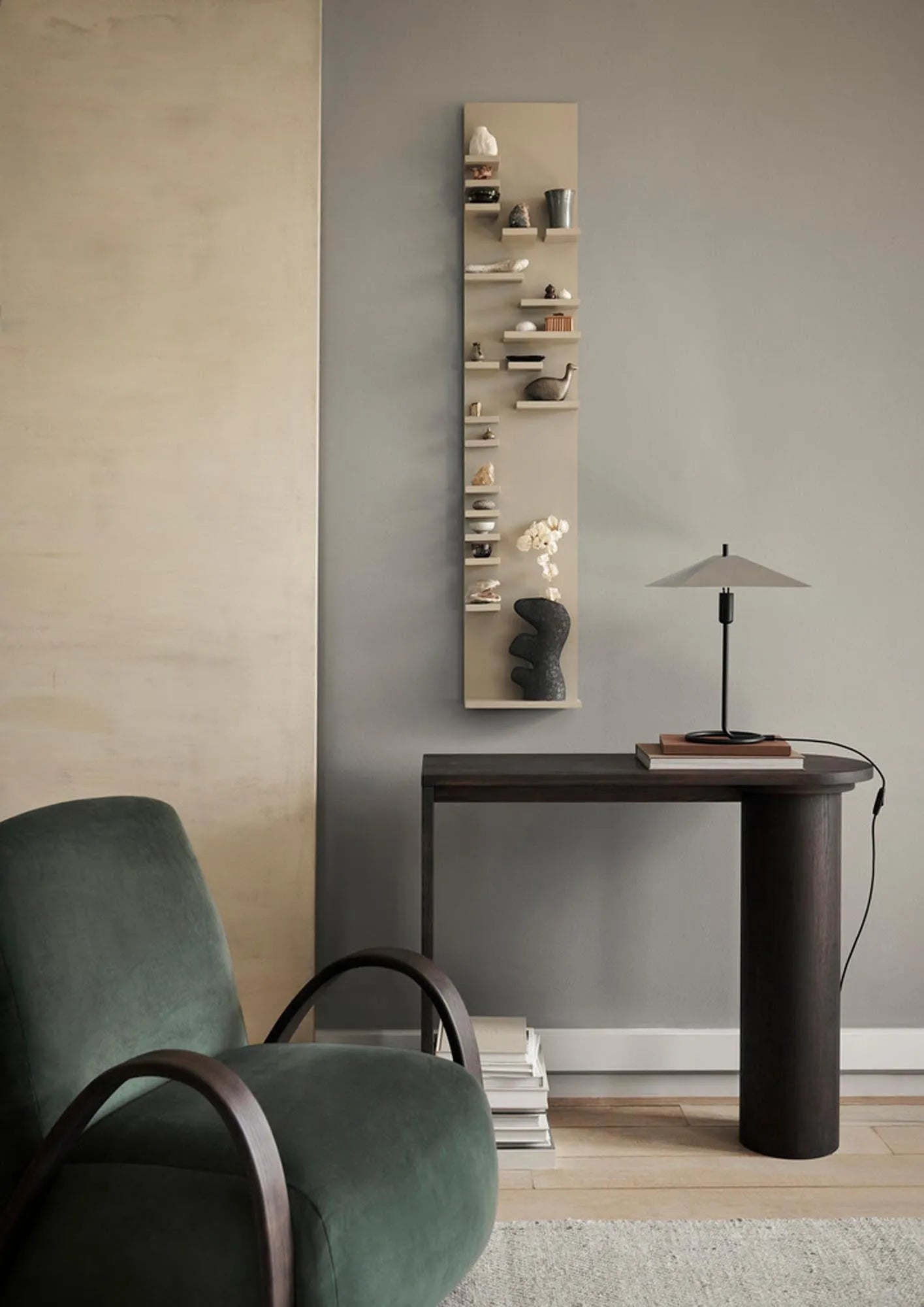 Elegantes Parade Regal von Ferm Living: Zeitloses Design-Highlight.