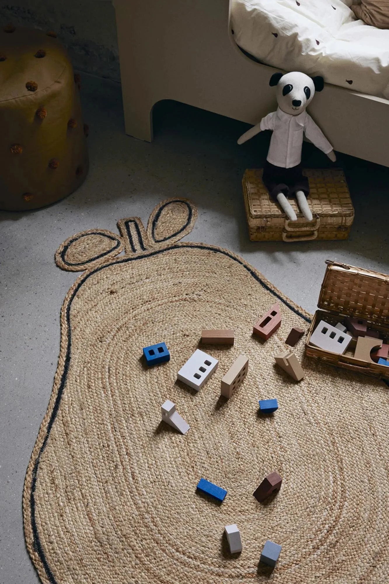 Der Pear Braided Jute Teppich von Ferm Living ist ein umweltfreundliches, handgefertigtes Accessoire in Birnenform, ideal für Kinderzimmer.