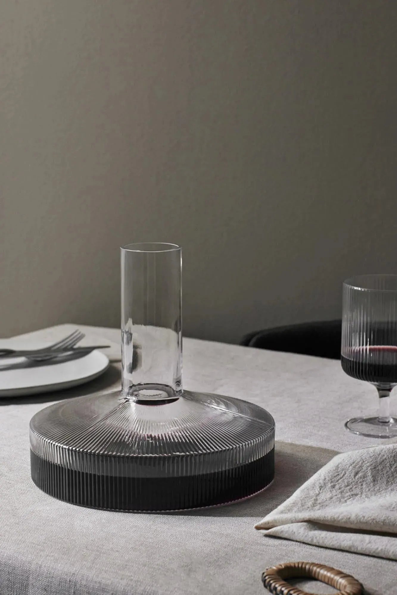 Die Ripple Weinkaraffe von Ferm Living: Elegantes, mundgeblasenes Glasdesign mit Rillen für optimale Weinbelüftung und vielseitige Nutzung.