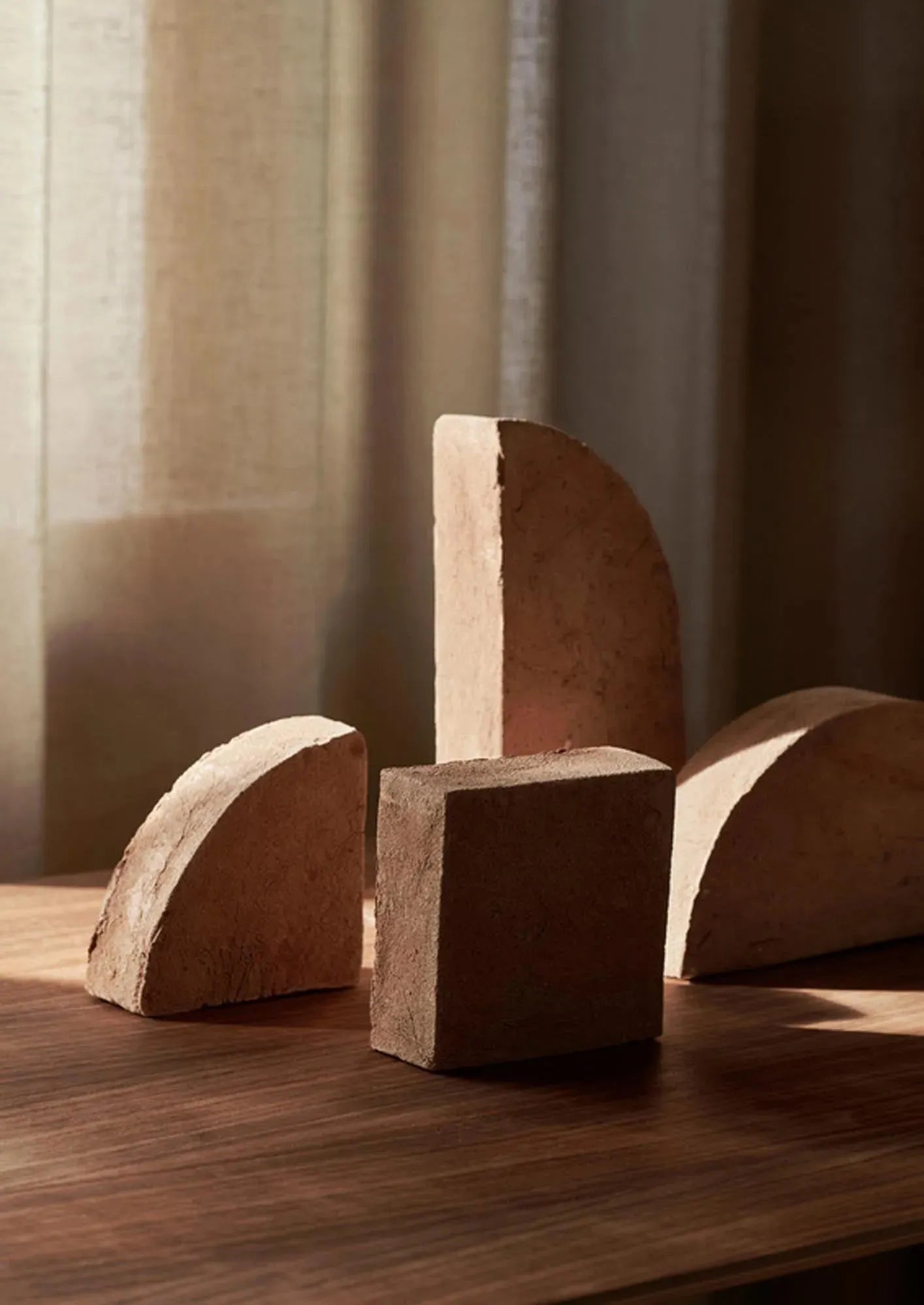 Shape Skulptur Set in Rosatto präsentiert im Onlineshop von KAQTU Design AG. Kunstgegenstände ist von Ferm Living