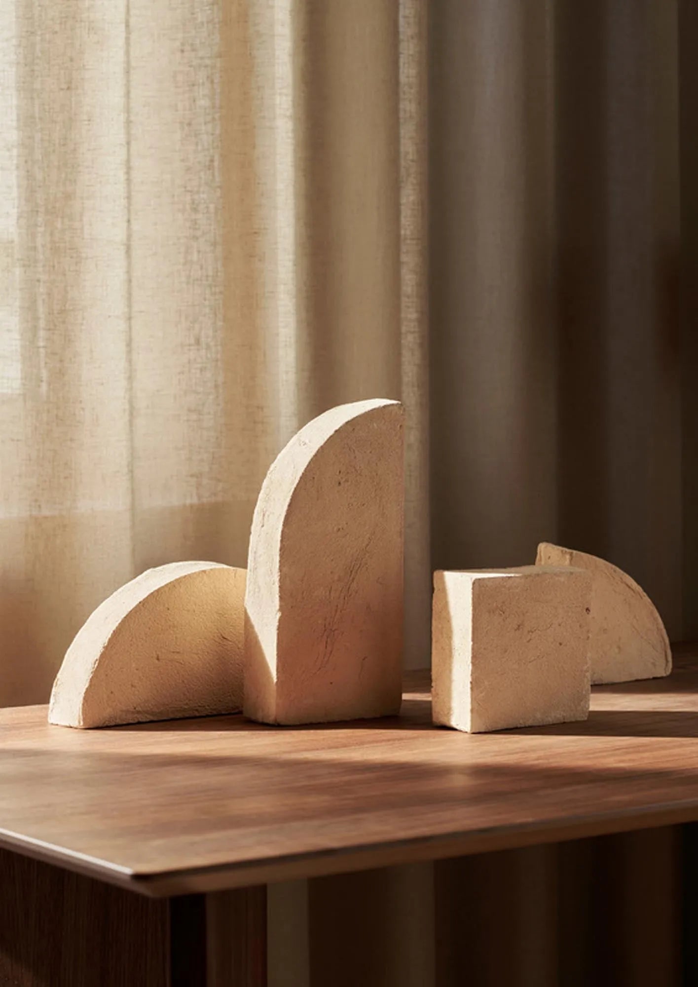 Shape Skulptur Set in Rosatto präsentiert im Onlineshop von KAQTU Design AG. Kunstgegenstände ist von Ferm Living