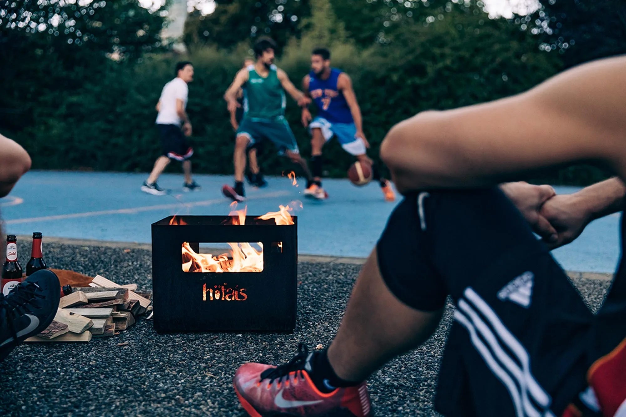 Rostiger BEER BOX Feuerkorb: Innovatives Design für gemütliche Abende.