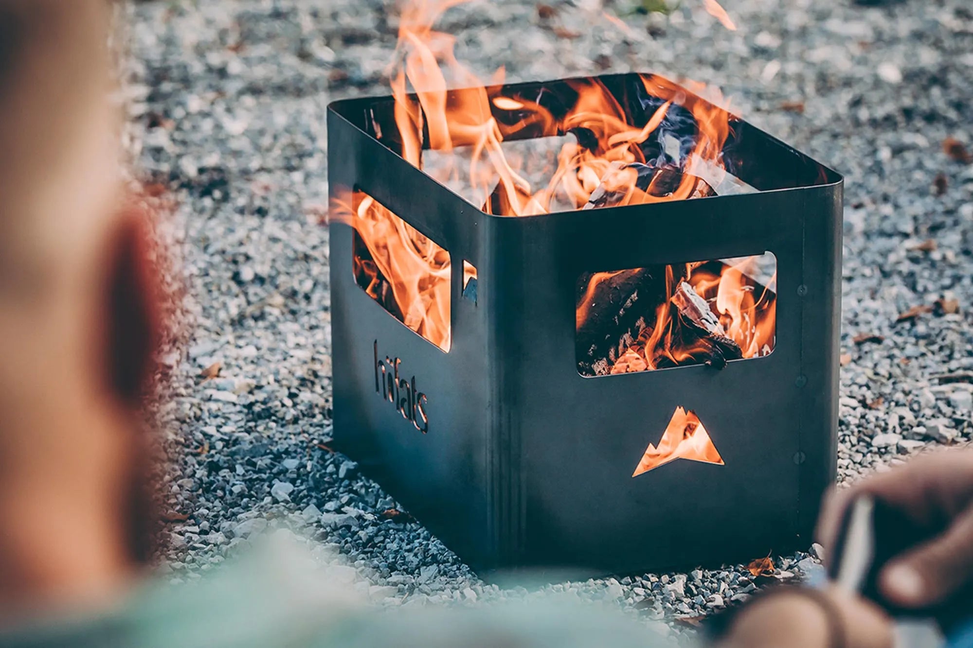 Vielseitiger Feuerkorb aus Corten-Stahl für Outdoor-Abenteuer.