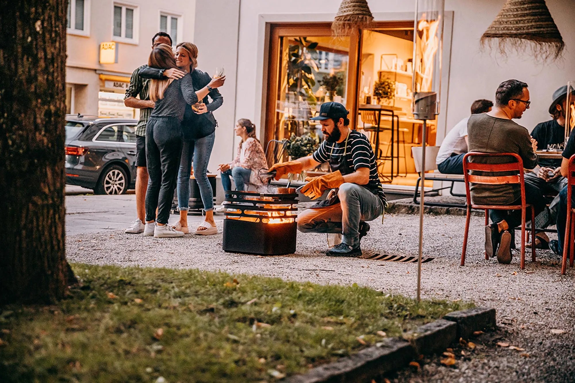 Stilvoller CUBE Feuerkorb von Höfats für unvergessliche Nächte.