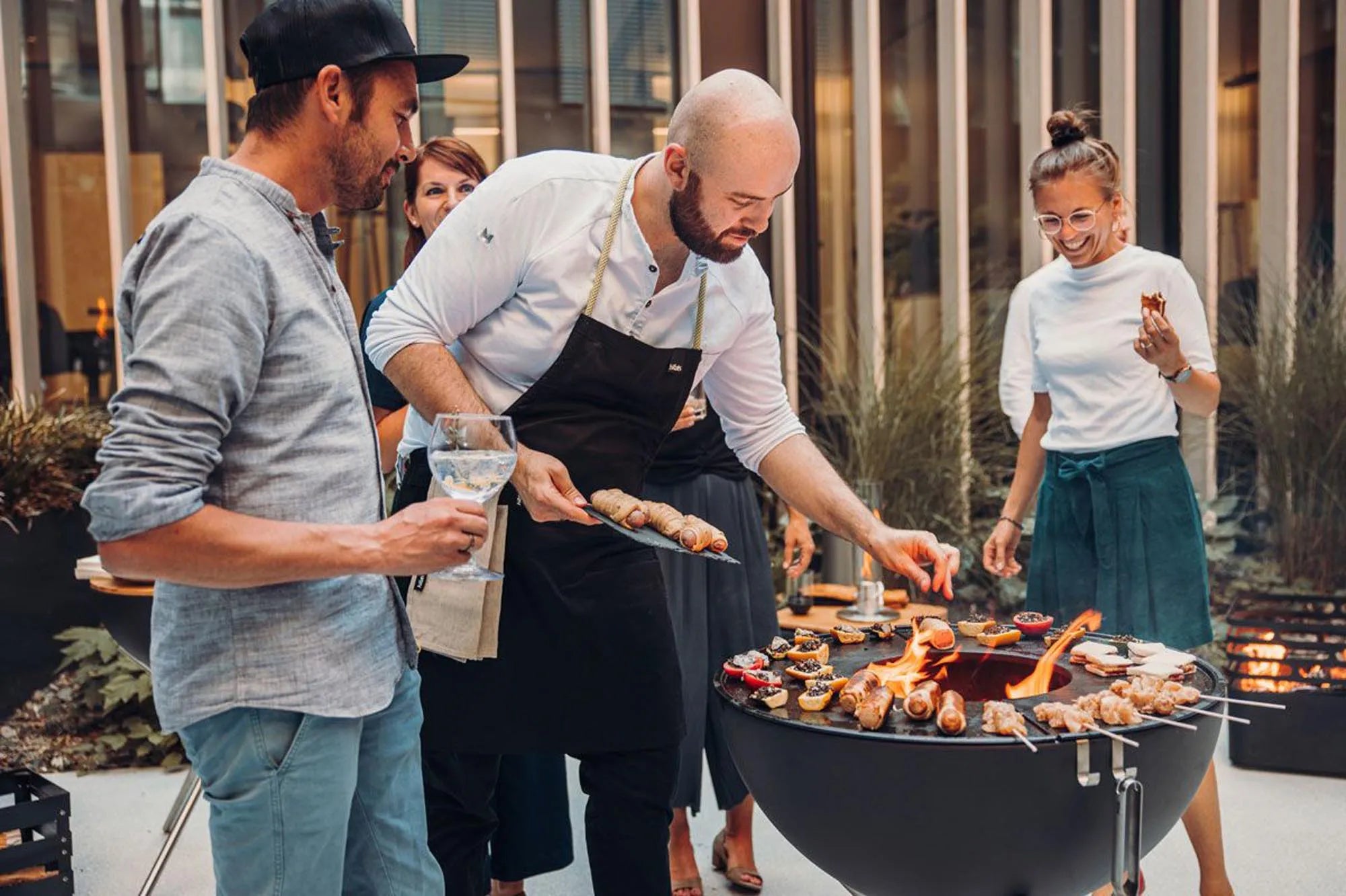 BOWL 70 Plancha-Grillset hoch in Schwarz präsentiert im Onlineshop von KAQTU Design AG. Feuerschale ist von Höfats