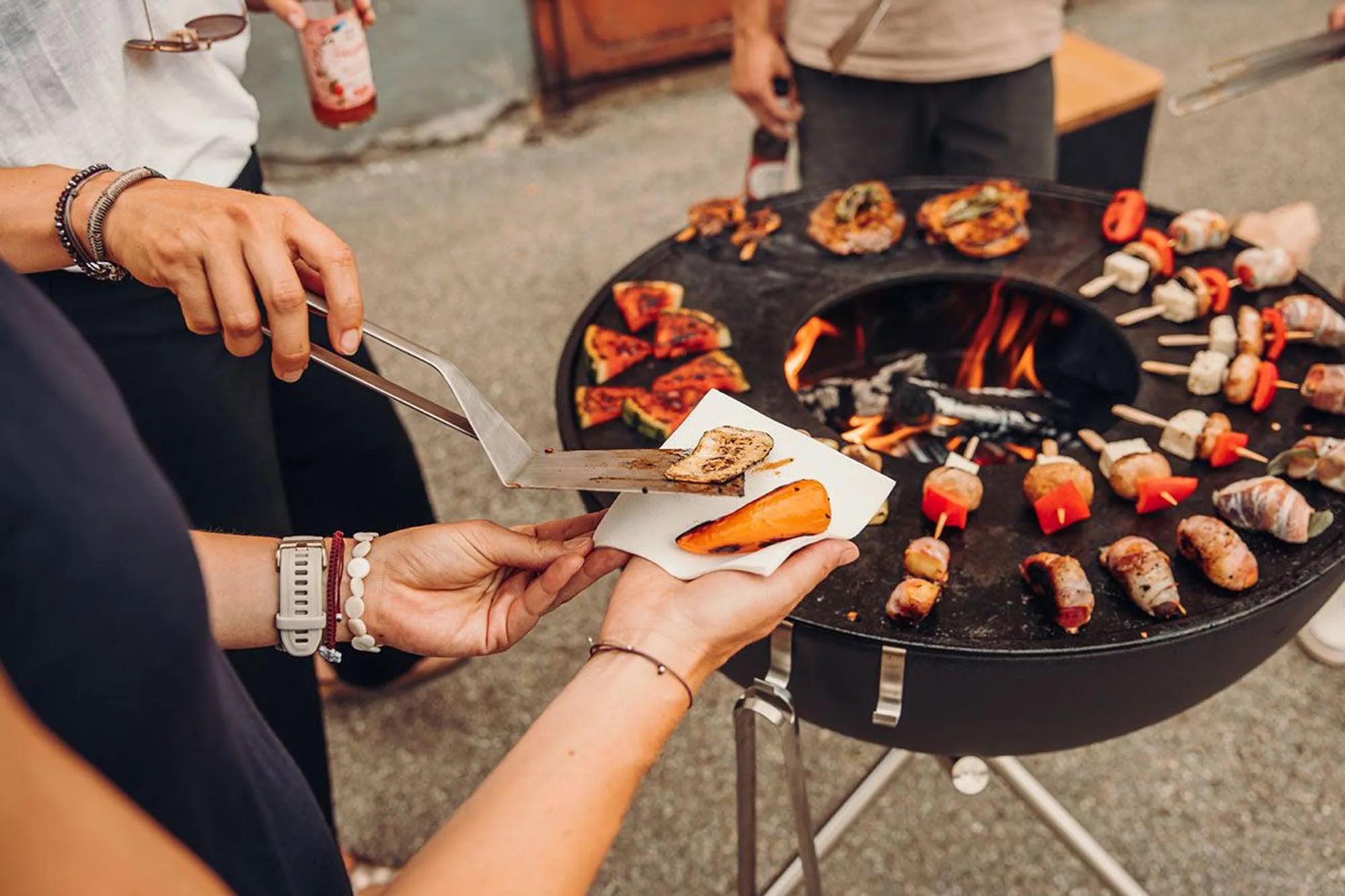 BOWL 70 Plancha-Grillset hoch in Schwarz präsentiert im Onlineshop von KAQTU Design AG. Feuerschale ist von Höfats