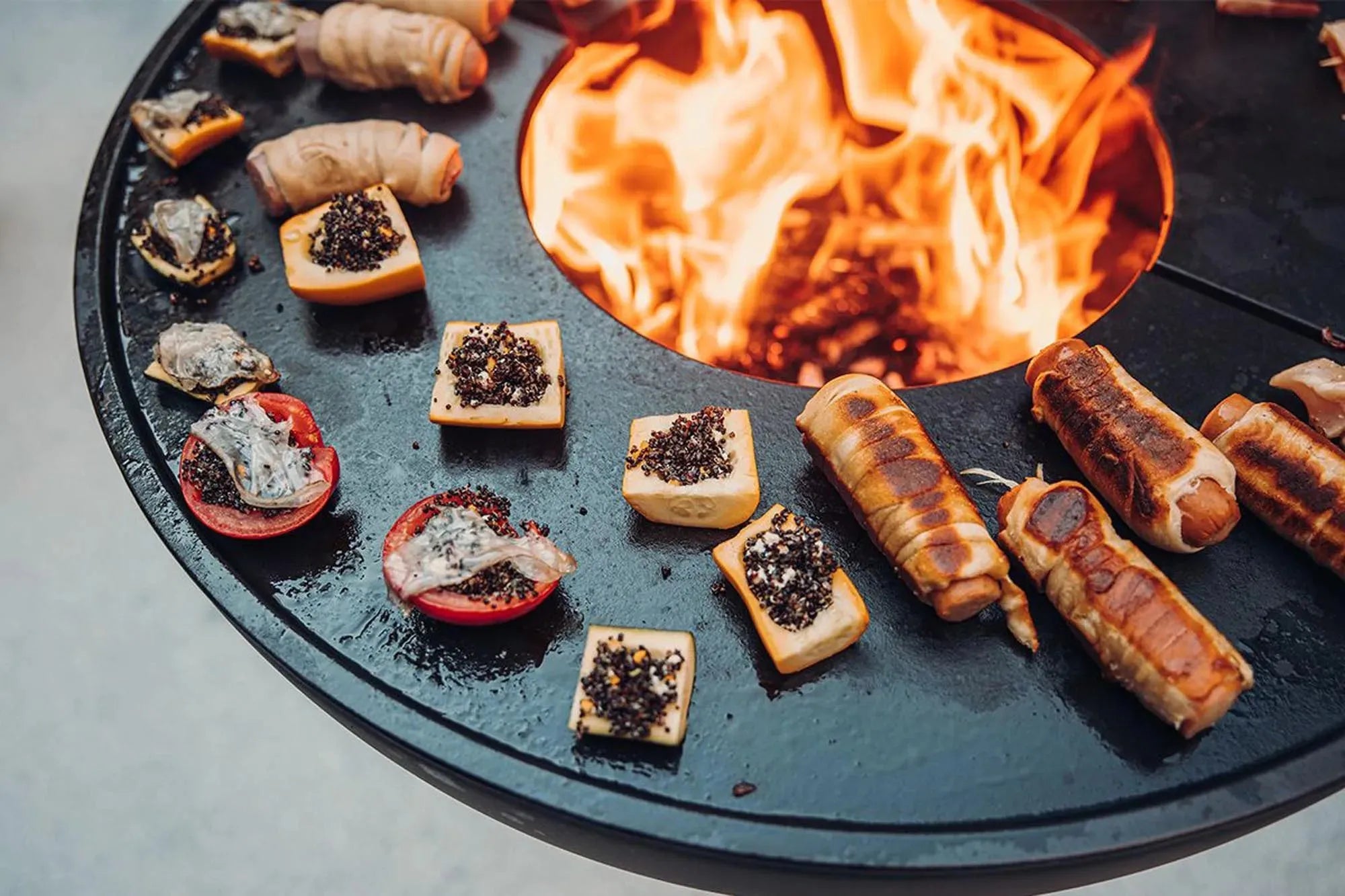 BOWL 57 Plancha-Grillset tief in Schwarz präsentiert im Onlineshop von KAQTU Design AG. Feuerschale ist von Höfats