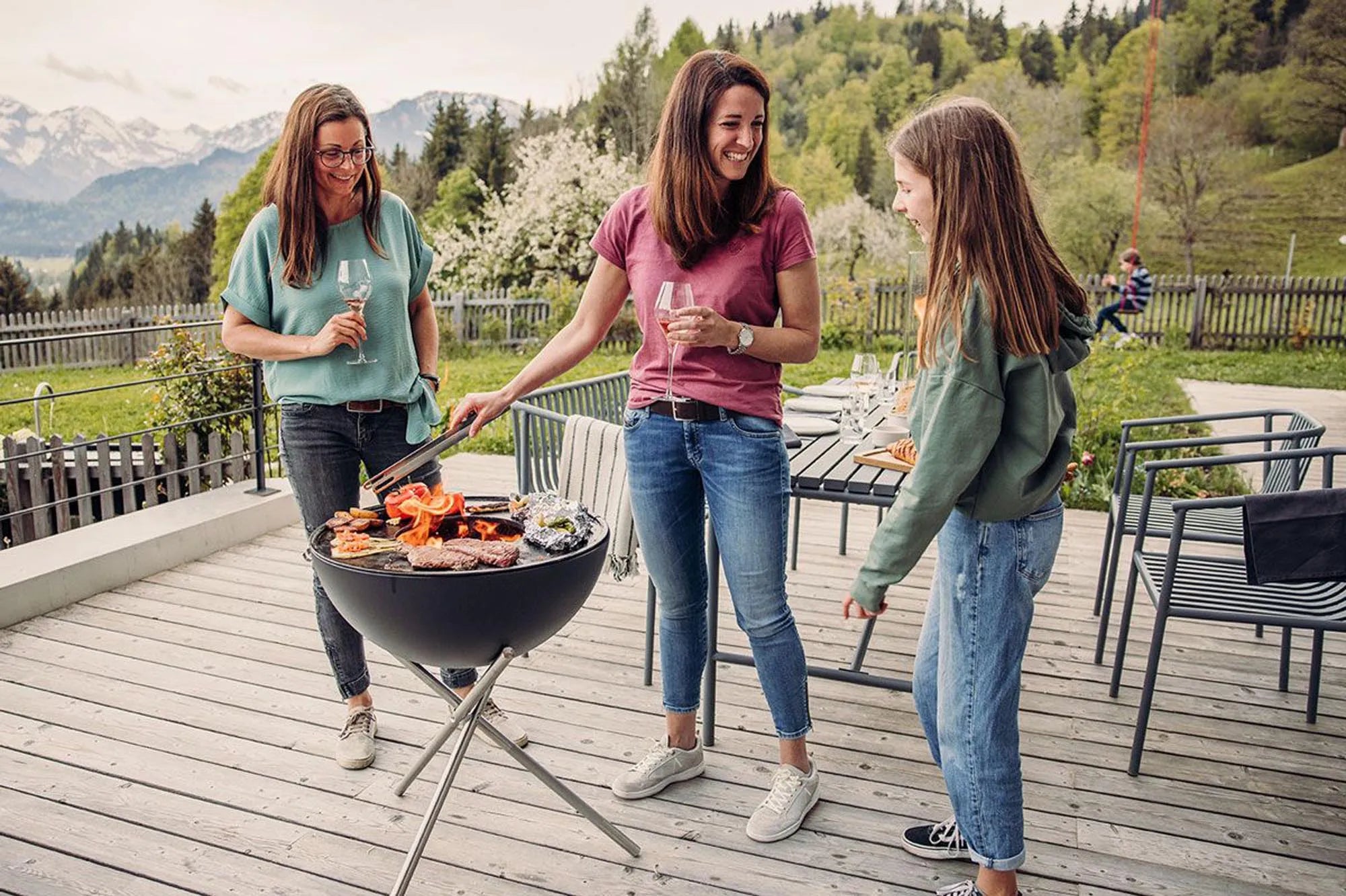 Genießen Sie stilvolles Grillen mit dem BOWL 57 Plancha-Set von Höfats.