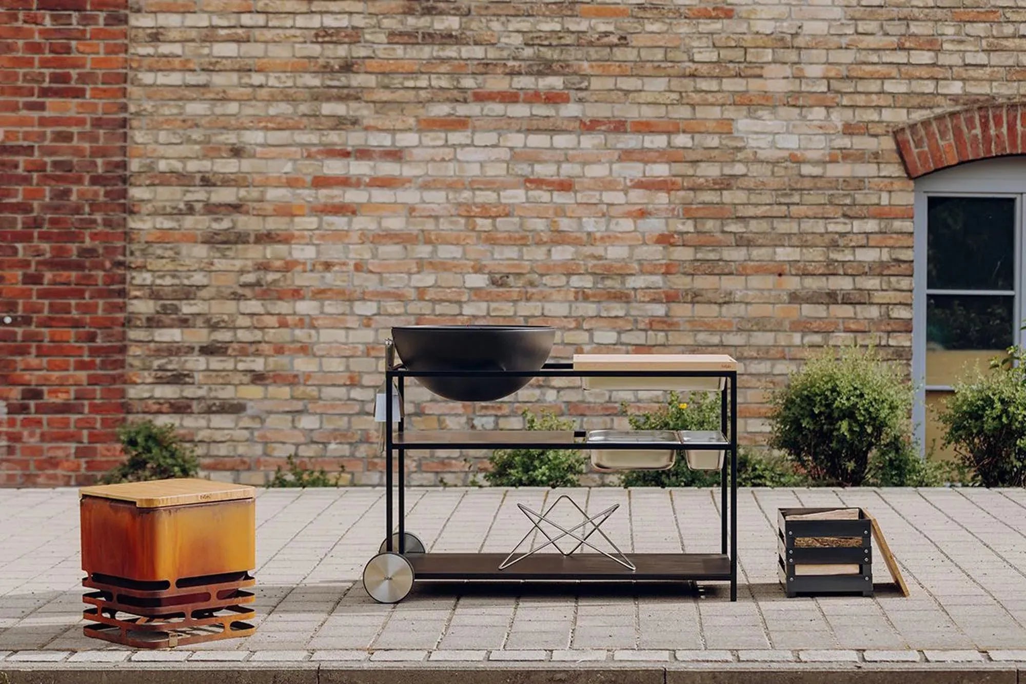 FIRE KITCHEN mit BOWL 57 Plancha-Grillset tief in Schwarz präsentiert im Onlineshop von KAQTU Design AG. Feuerschale ist von Höfats