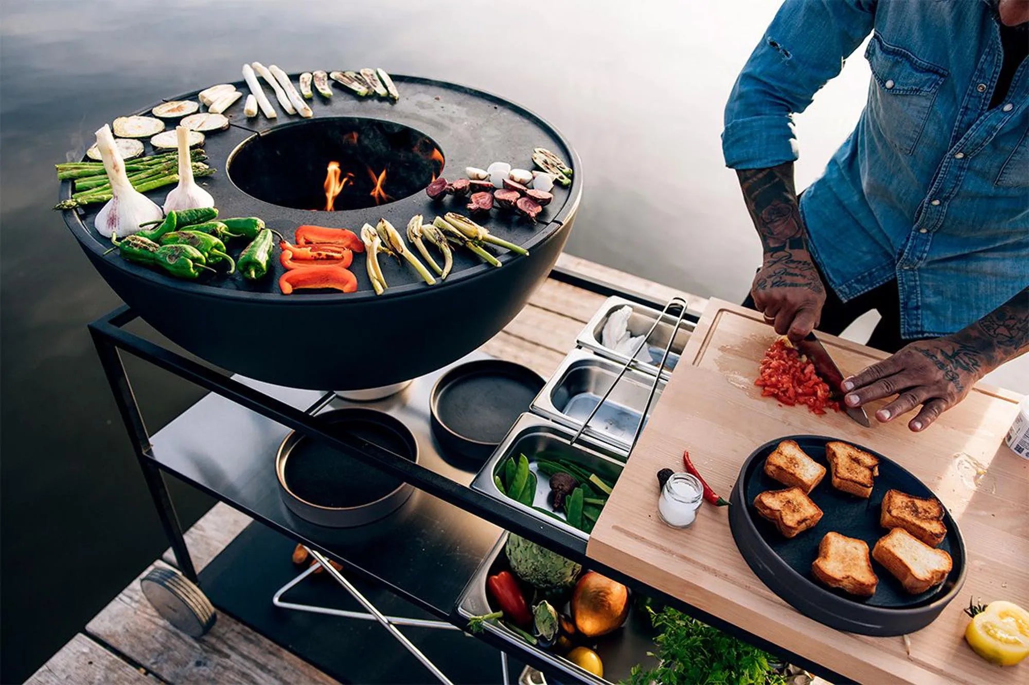 FIRE KITCHEN mit BOWL 70 Plancha-Grillset tief in Schwarz präsentiert im Onlineshop von KAQTU Design AG. Feuerschale ist von Höfats