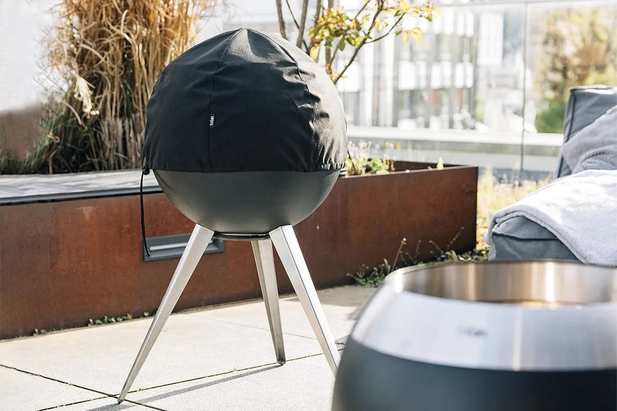 Moon 45 Abdeckhaube in Schwarz präsentiert im Onlineshop von KAQTU Design AG. Grillzubehör ist von Höfats