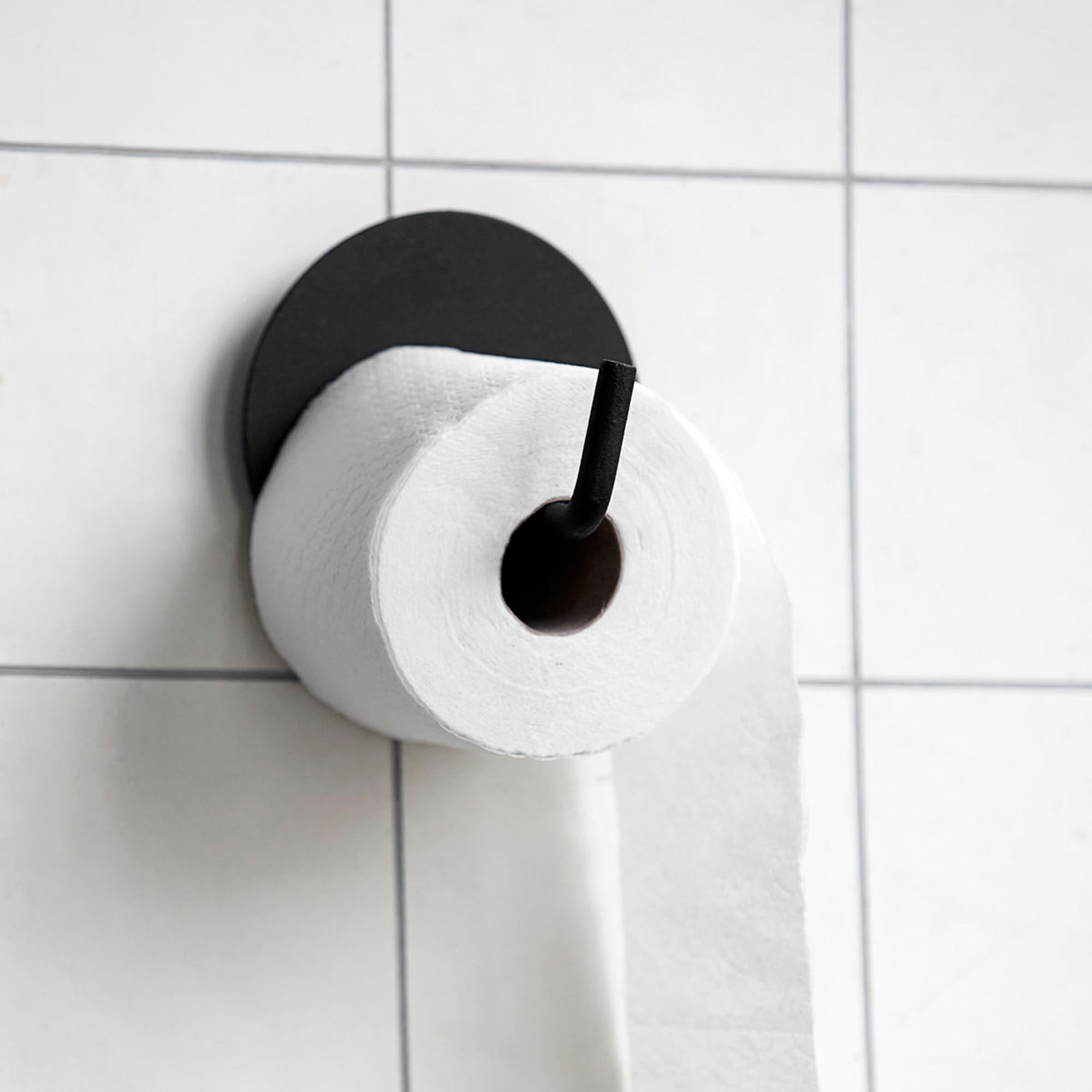 Toilettenpapierhalter, Text in Schwarz präsentiert im Onlineshop von KAQTU Design AG. Badzubehör ist von House Doctor