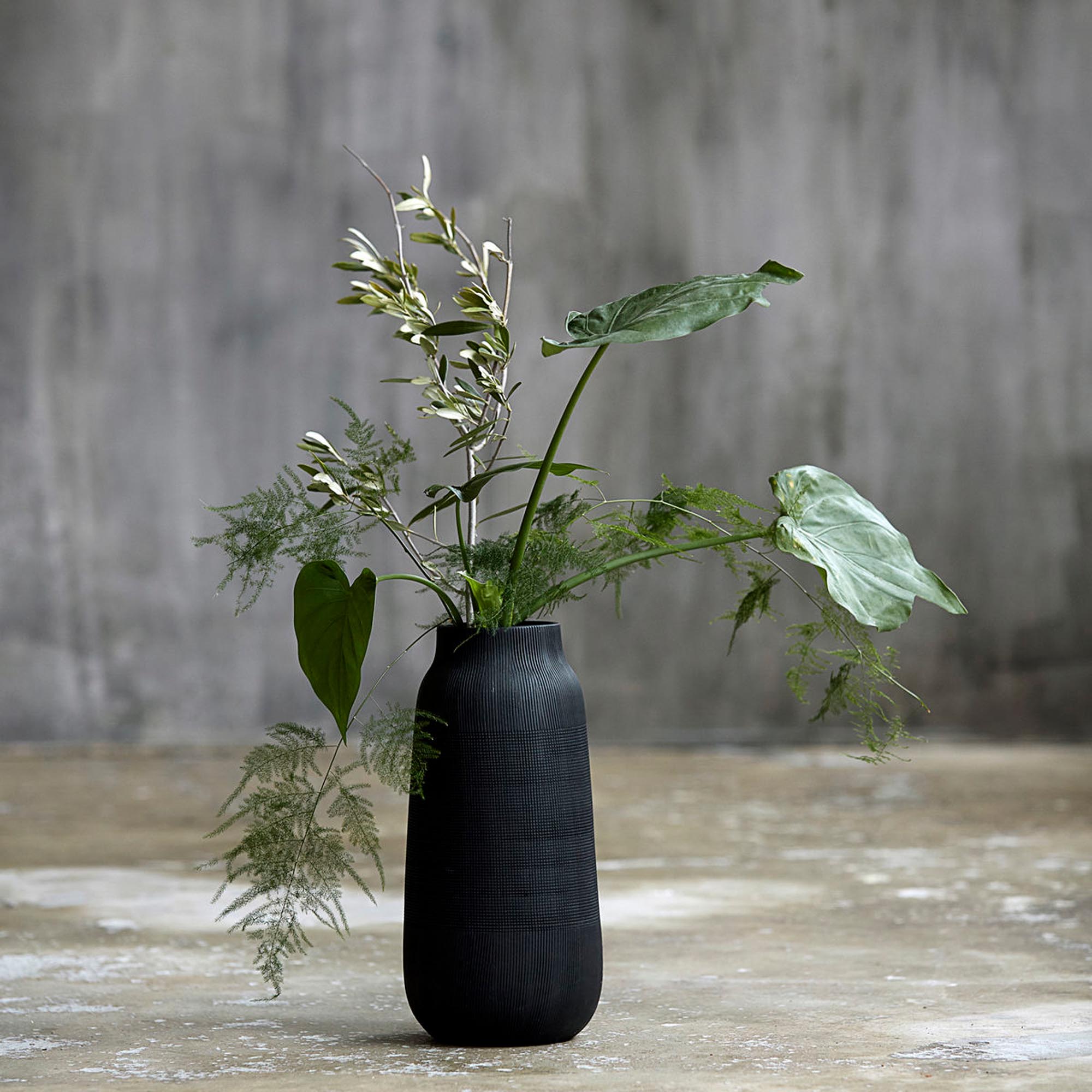 Vase, Groove in Schwarz präsentiert im Onlineshop von KAQTU Design AG. Vase ist von House Doctor