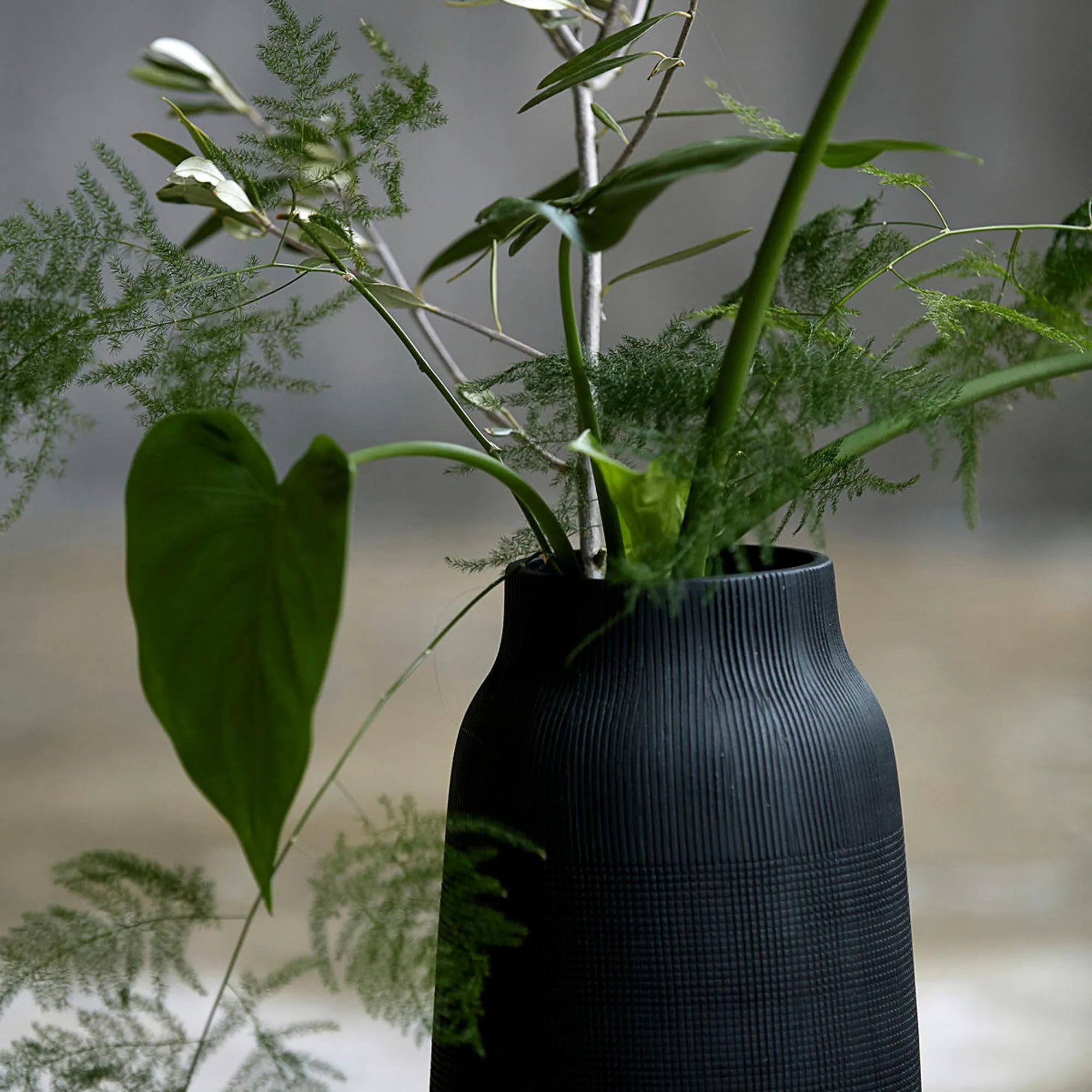 Vase, Groove in Schwarz präsentiert im Onlineshop von KAQTU Design AG. Vase ist von House Doctor