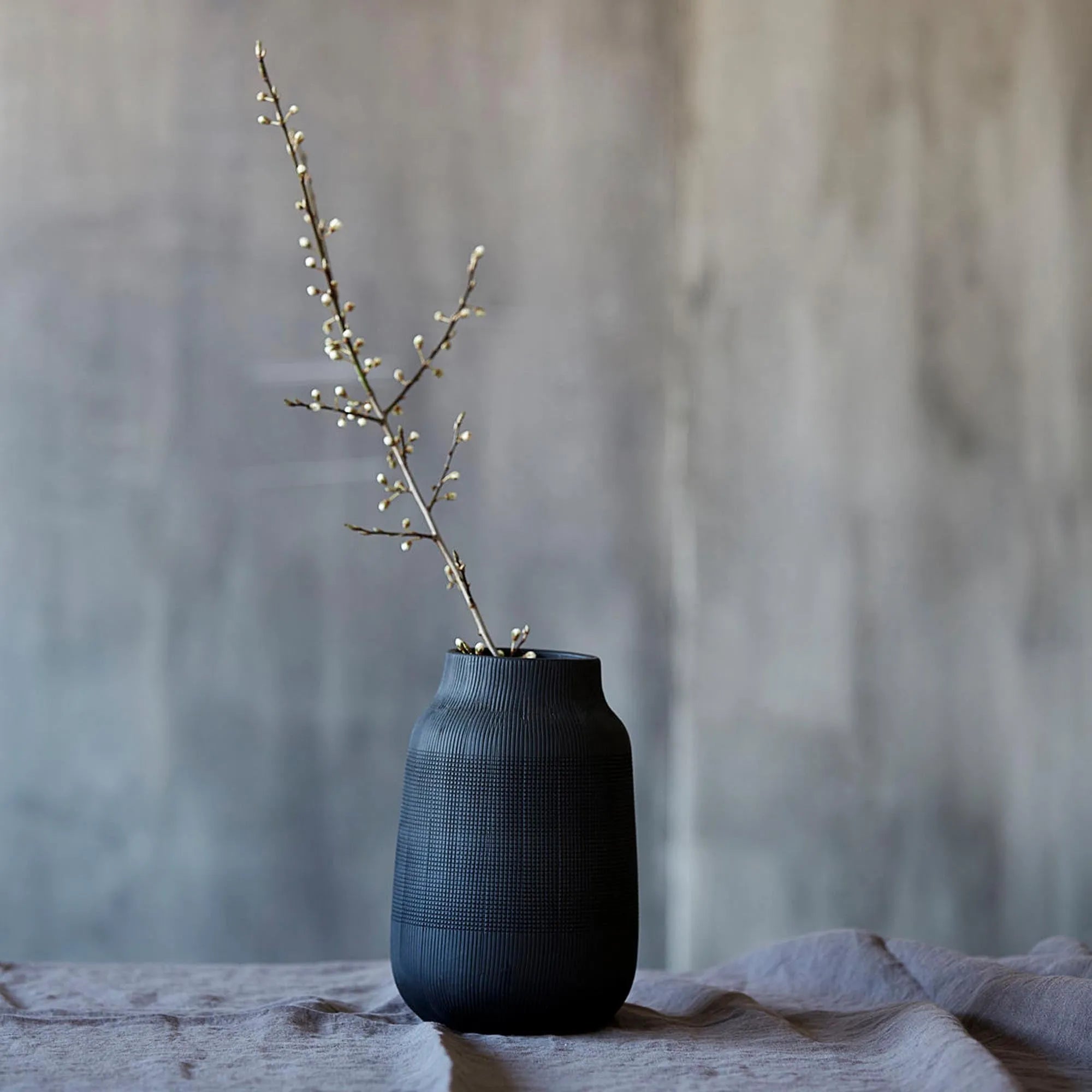 Vase, Groove in Schwarz präsentiert im Onlineshop von KAQTU Design AG. Vase ist von House Doctor