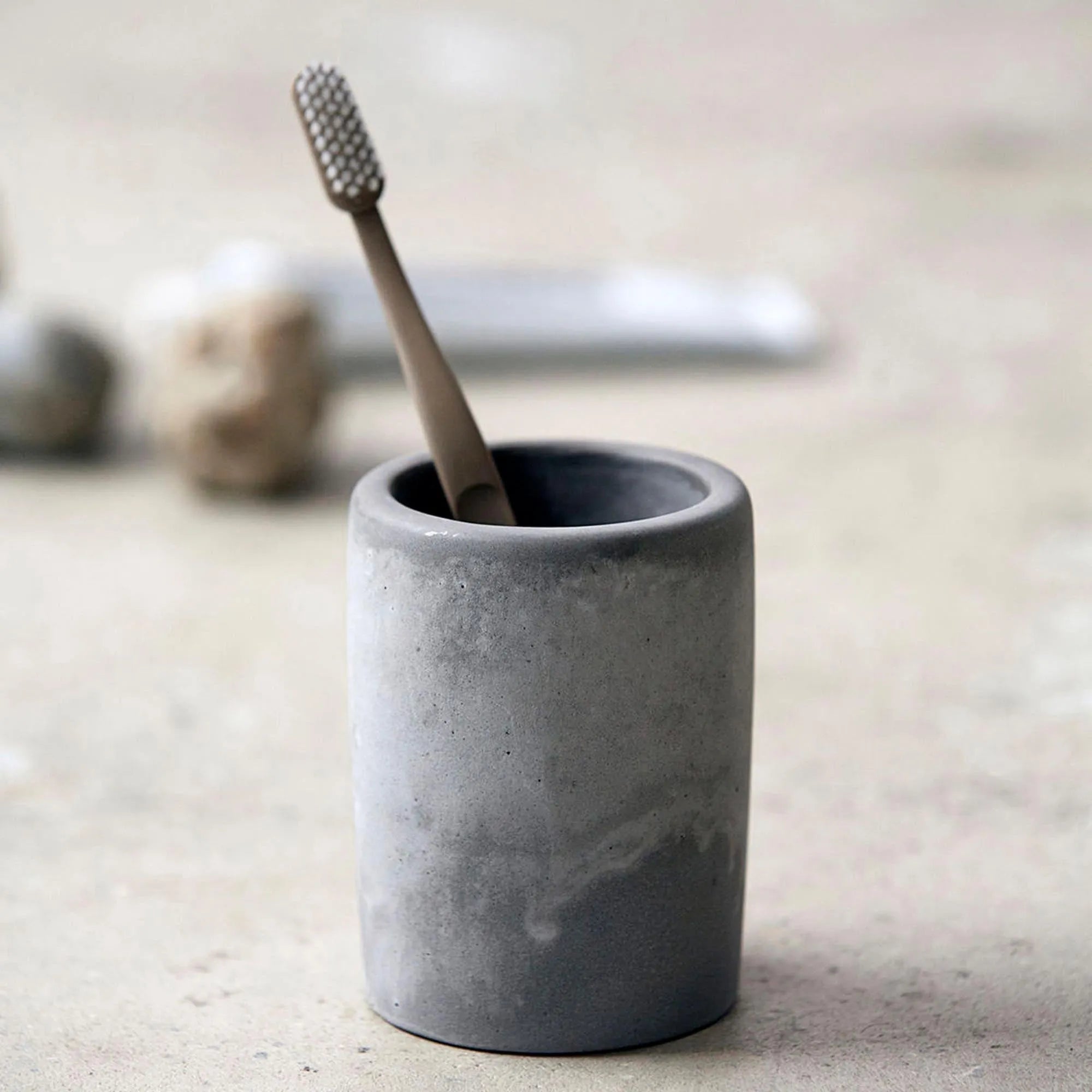 Zahnputzbecher, Cement in Grau präsentiert im Onlineshop von KAQTU Design AG. Badzubehör ist von House Doctor