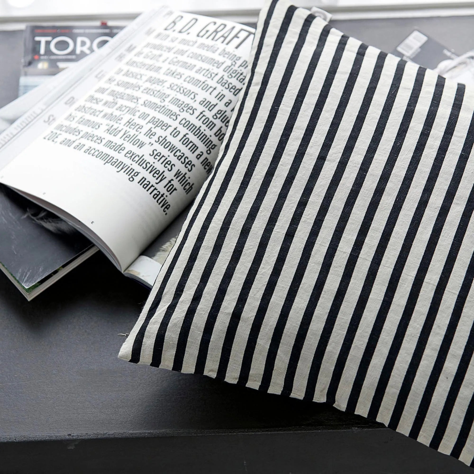 Kissenbezug, Stripe in Schwarz/Grau präsentiert im Onlineshop von KAQTU Design AG. Deko Kissenbezug ist von House Doctor