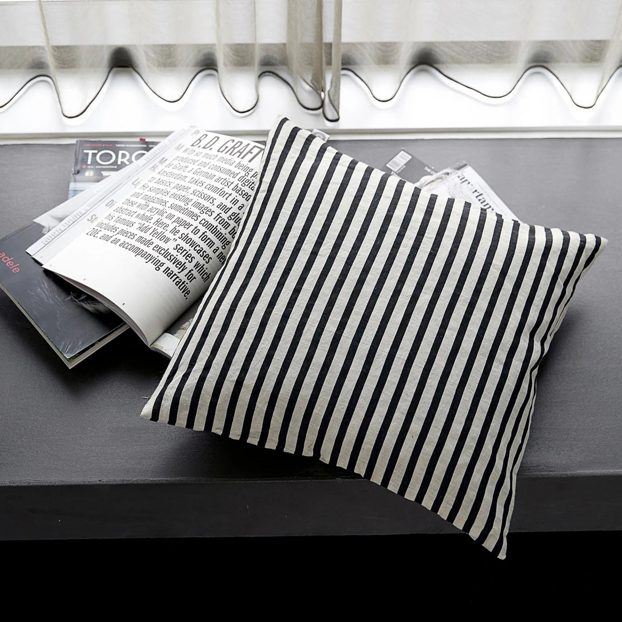 Kissenbezug, Stripe in Schwarz/Grau präsentiert im Onlineshop von KAQTU Design AG. Deko Kissenbezug ist von House Doctor