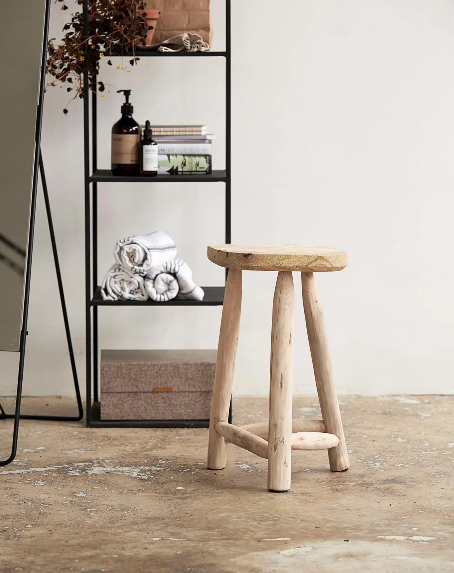 Eleganter Hocker Pure von House Doctor: Minimalistisches Designwunder.