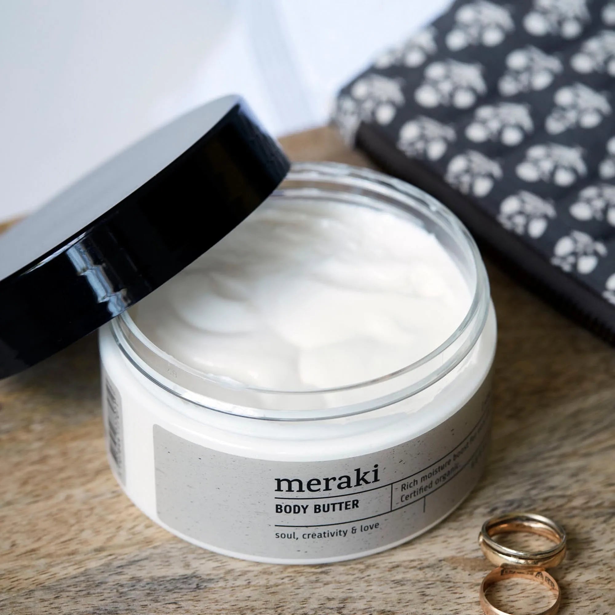 Meraki Silky Mist Body Butter: Feuchtigkeitspflege für zarte Haut.