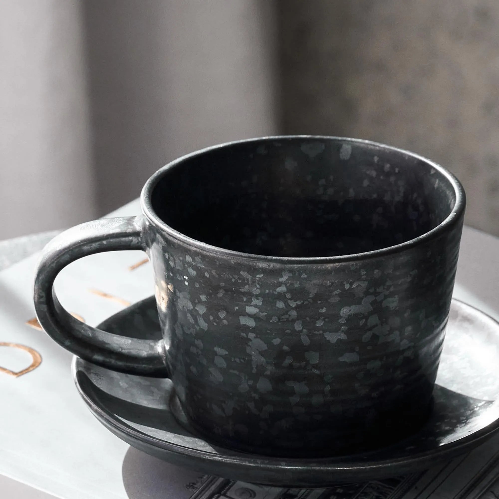 Kaffeetasse mit Untertasse, HDPion, Schwarz/Braun in Schwarz/Braun präsentiert im Onlineshop von KAQTU Design AG. Kaffeetassen ist von House Doctor