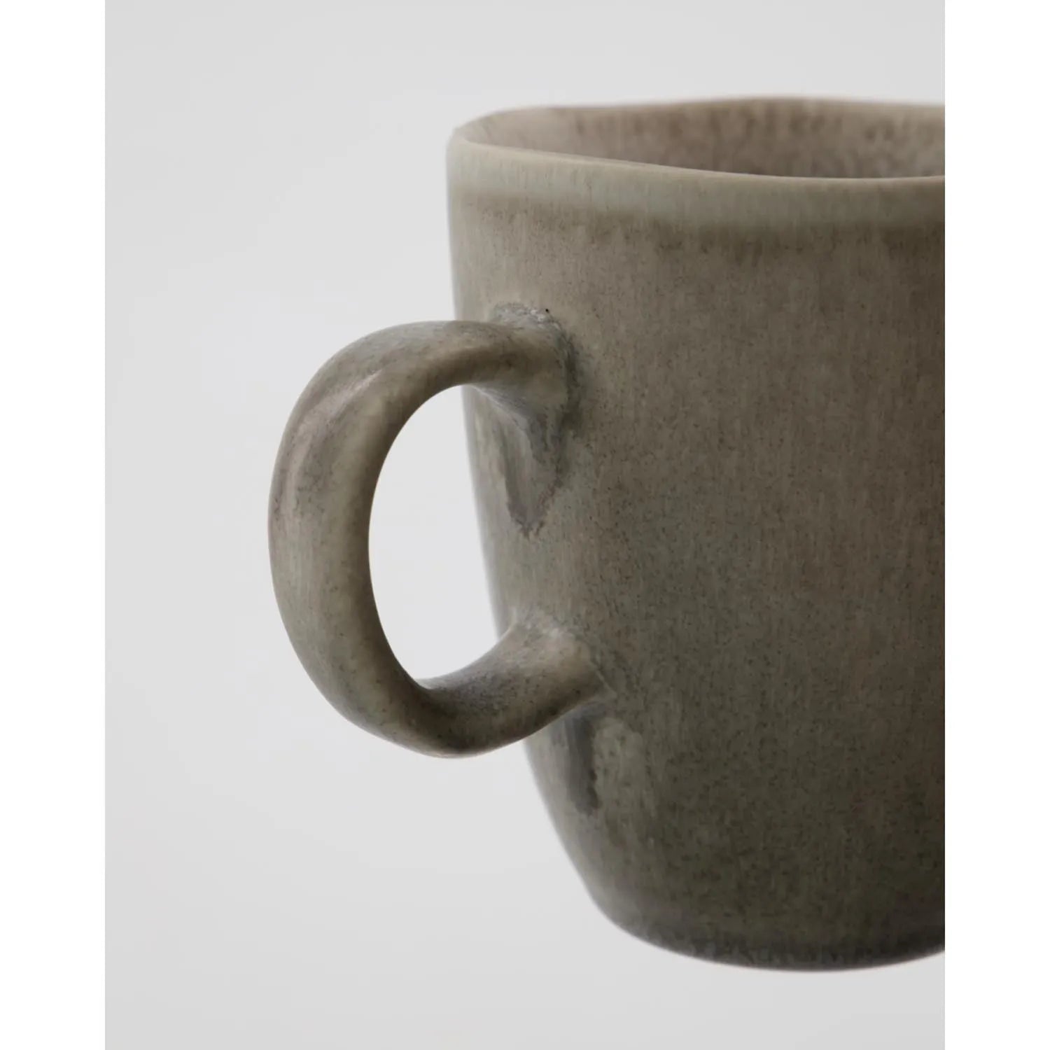 Elegante graue Tasse aus Steinzeug, robust und stilvoll, ideal für jeden Anlass. Teil der HDMore-Serie von House Doctor.