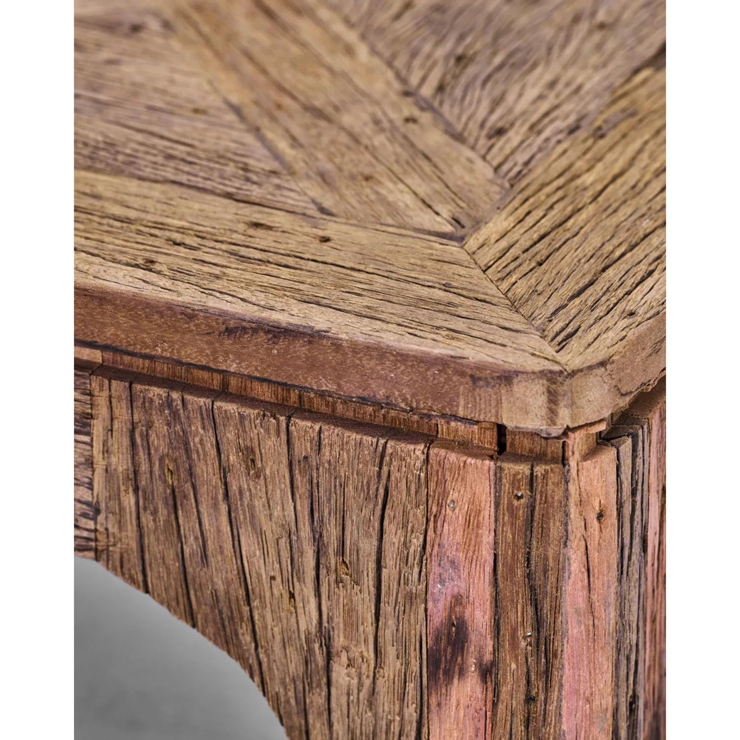 Eleganter Couchtisch aus recyceltem Holz, vereint Nachhaltigkeit und Stil, ideal für moderne Wohnräume.