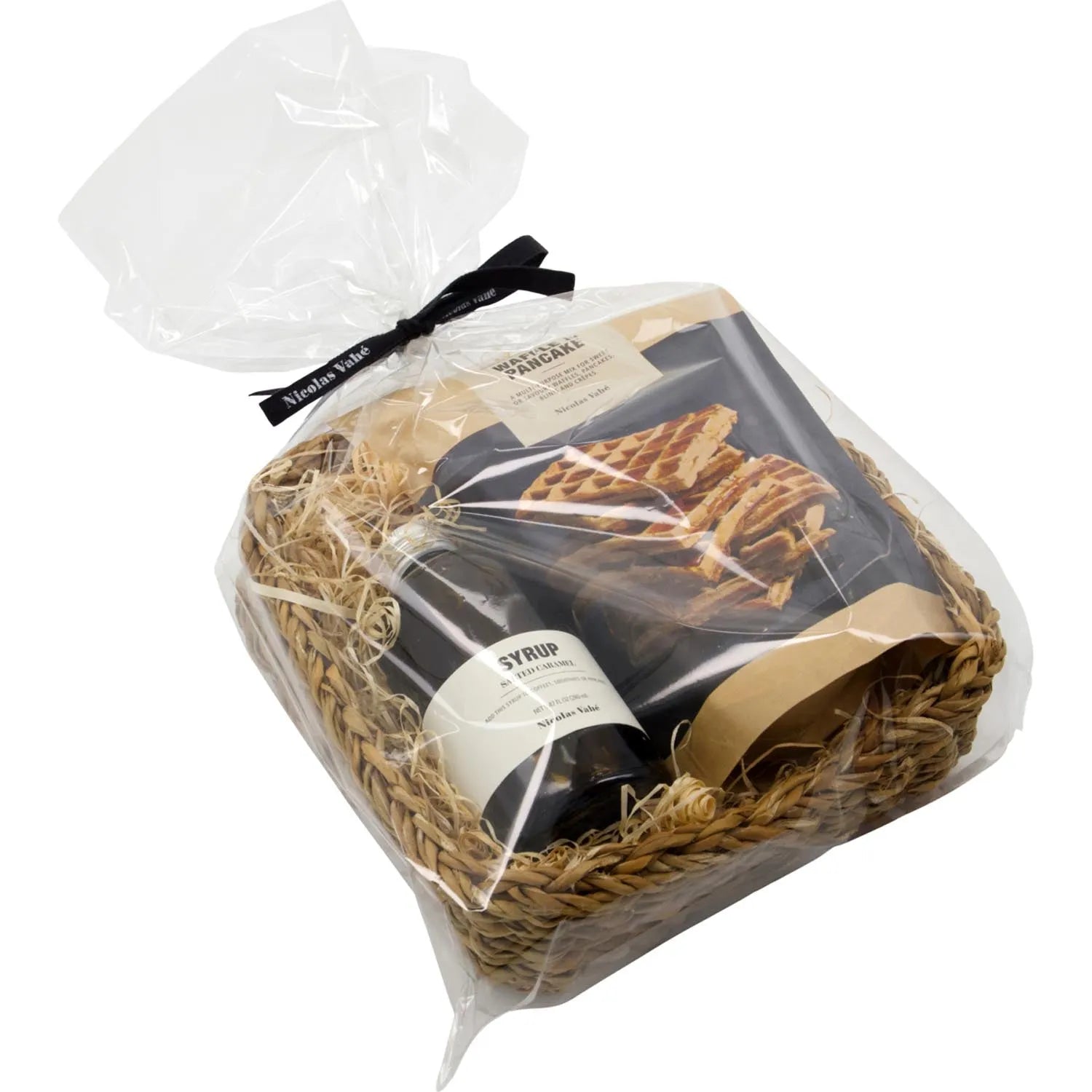 Cellophane wrapped, Small basket w. waffle & syrup in Schwarz präsentiert im Onlineshop von KAQTU Design AG. Geschenkset ist von Nicolas Vahé