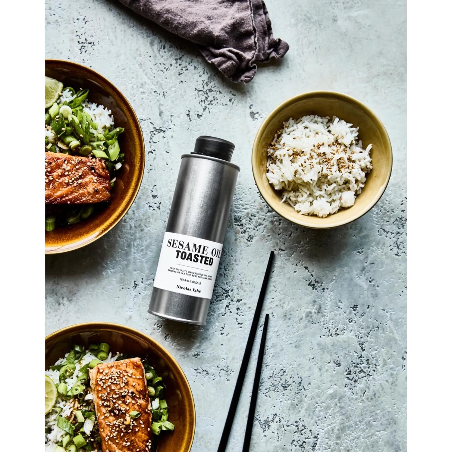 Toasted sesame oil in Weiß präsentiert im Onlineshop von KAQTU Design AG. Lebensmittel ist von Nicolas Vahé