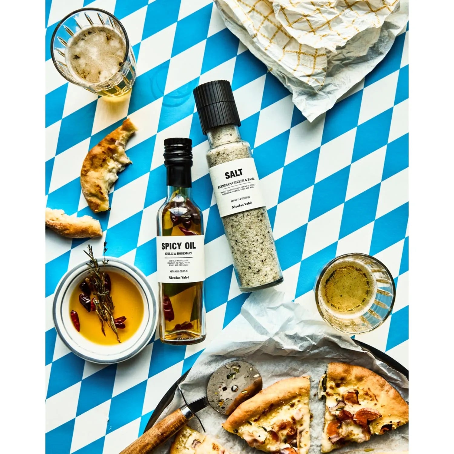 Geschenkbox, Nicolas Vahé Pizza Kit - Seasoning & oil in Weiß präsentiert im Onlineshop von KAQTU Design AG. Geschenkset ist von Nicolas Vahé