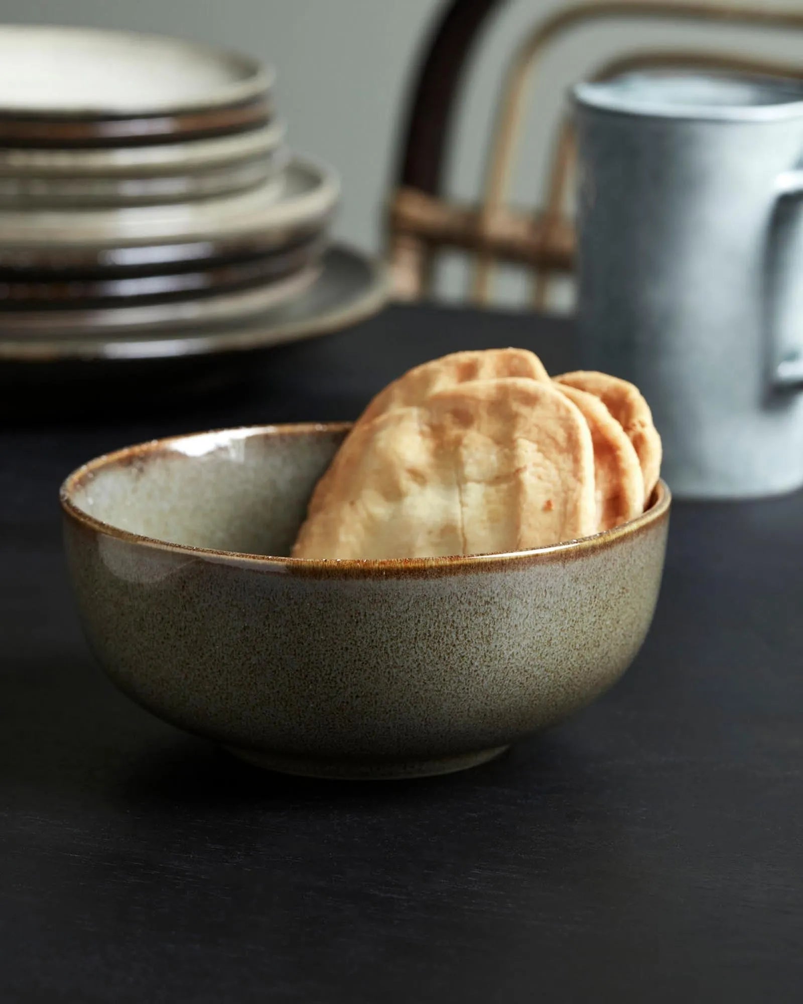 Stilvolle, robuste Schüssel aus Steinzeug mit grauer Glasur, ideal für Hauptgerichte und Salate. Kombinierbar und spülmaschinenfest.