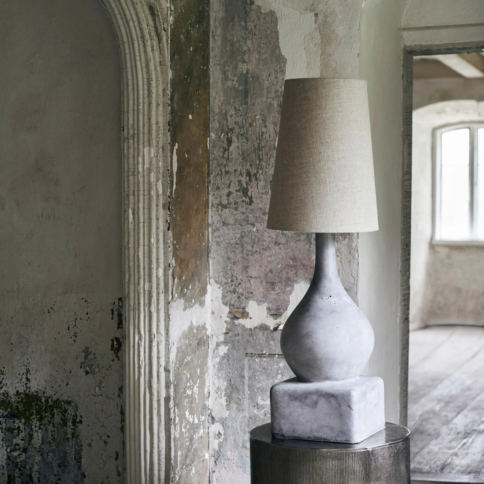 Moderne Stehlampe Sage: Stilvolles Design aus Leinen und Zement.