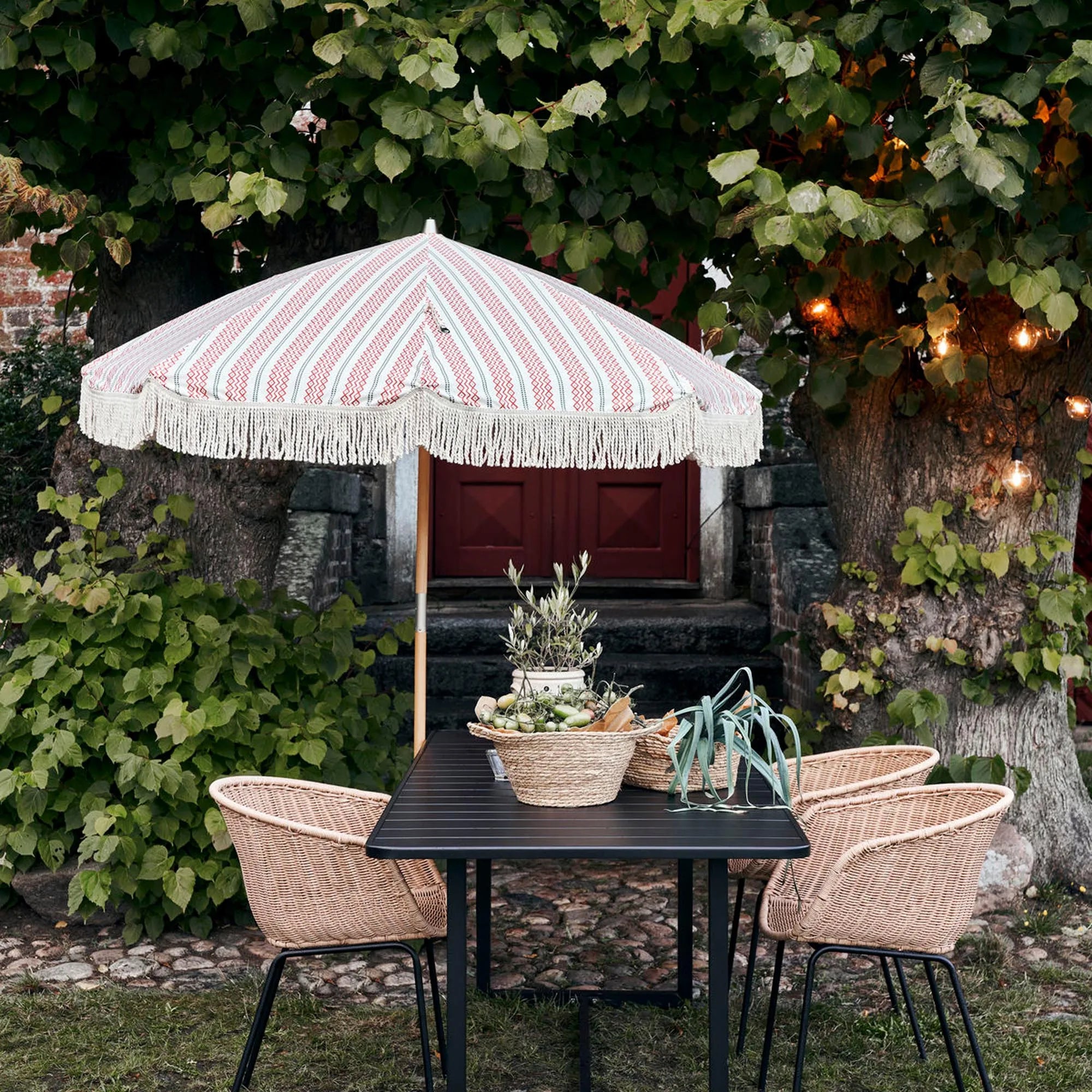 Eleganter Sonnenschutz: House Doctor Umbra für Strand und Garten.