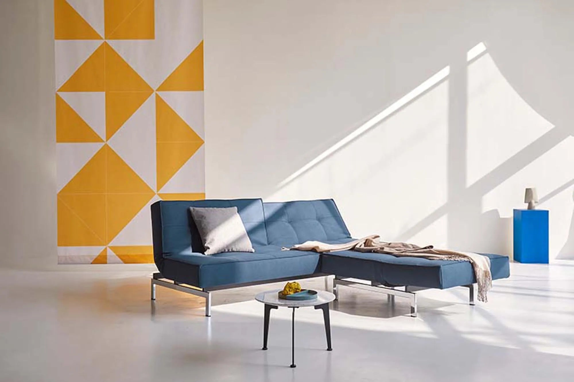 Splitback Sofabett 210 Chrom: Funktionalität trifft auf skandinavisches Design.