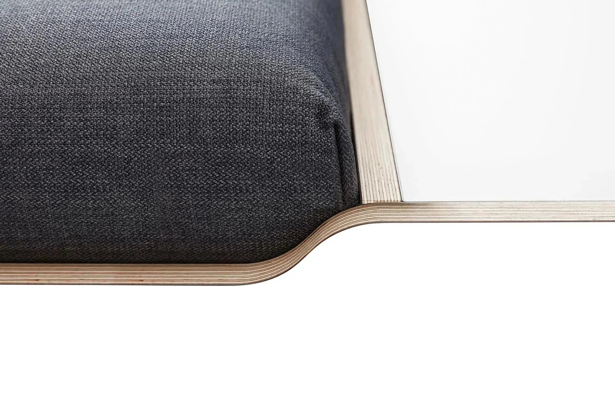 Das MAUDE Bett von Müller Möbelwerkstätten: Flexibles Design von Michael Mettler, ideal zum Relaxen, Lesen und Frühstücken.