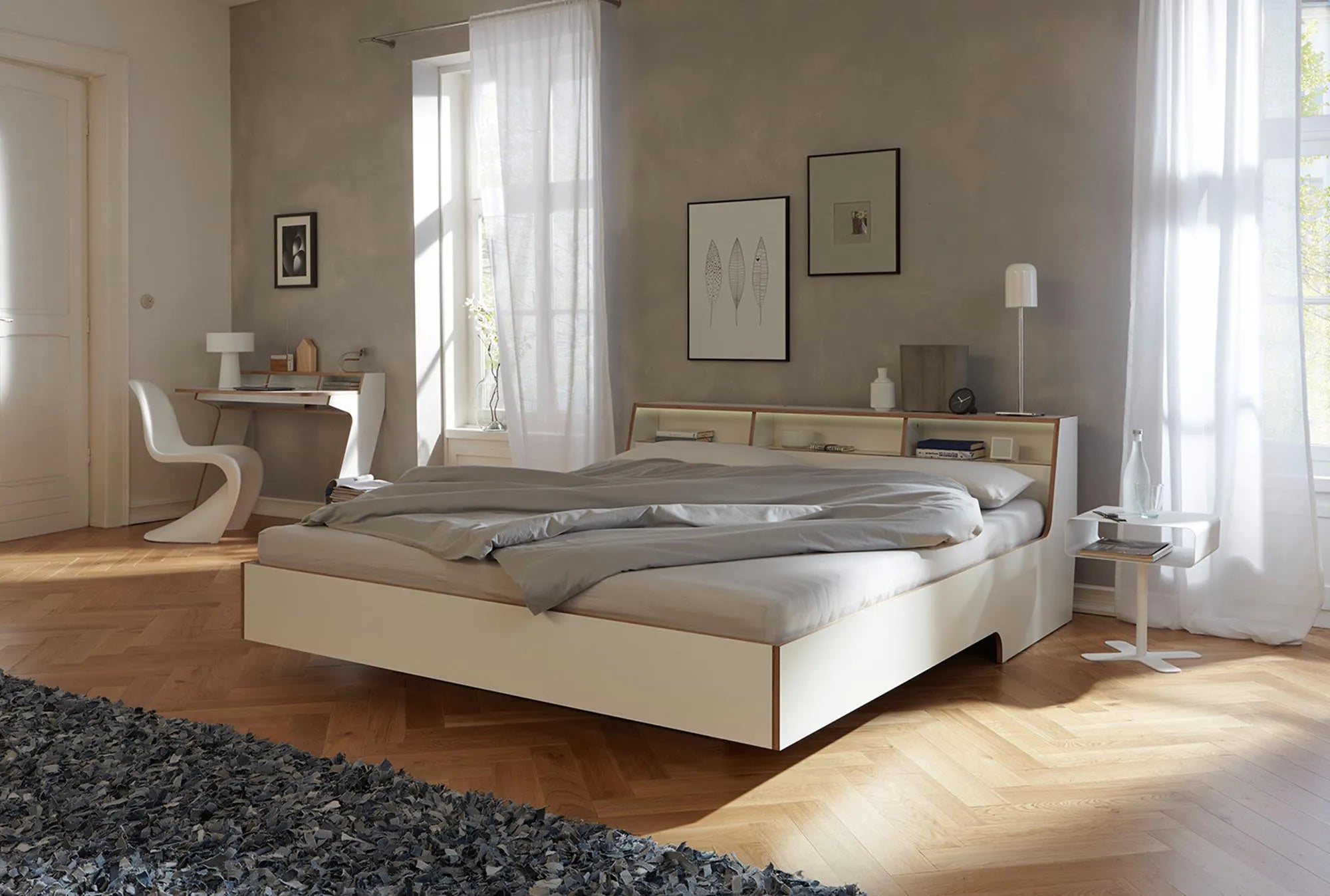 Elegantes Slope Bett mit robustem Kopfteil und festem Lattenrost.