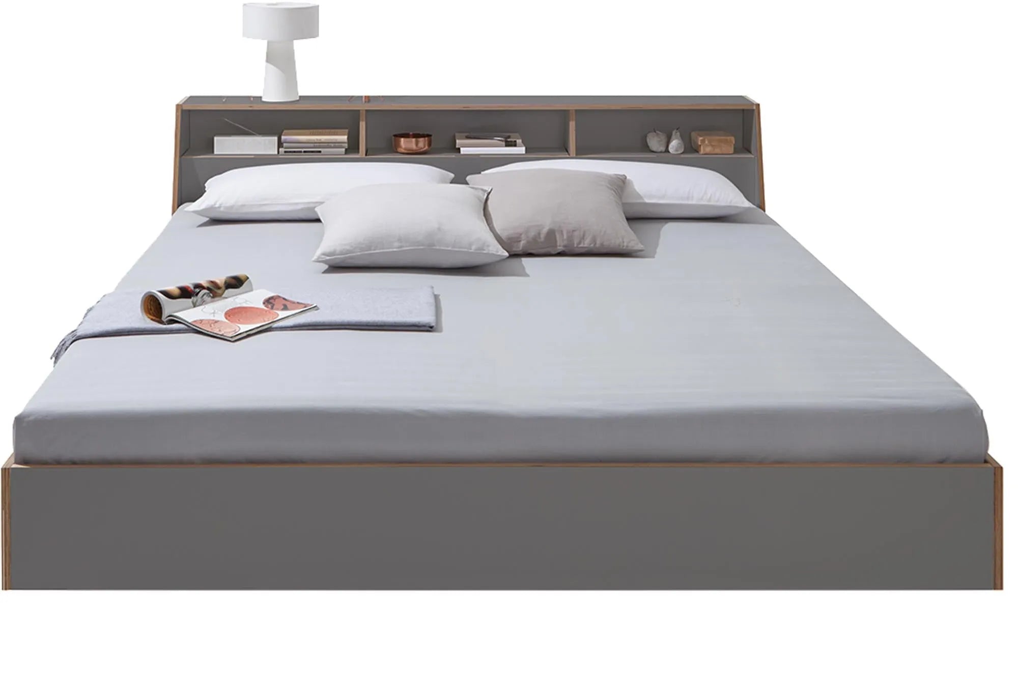 Elegantes Slope Bett mit festem Kopfteil und robustem Lattenrost.