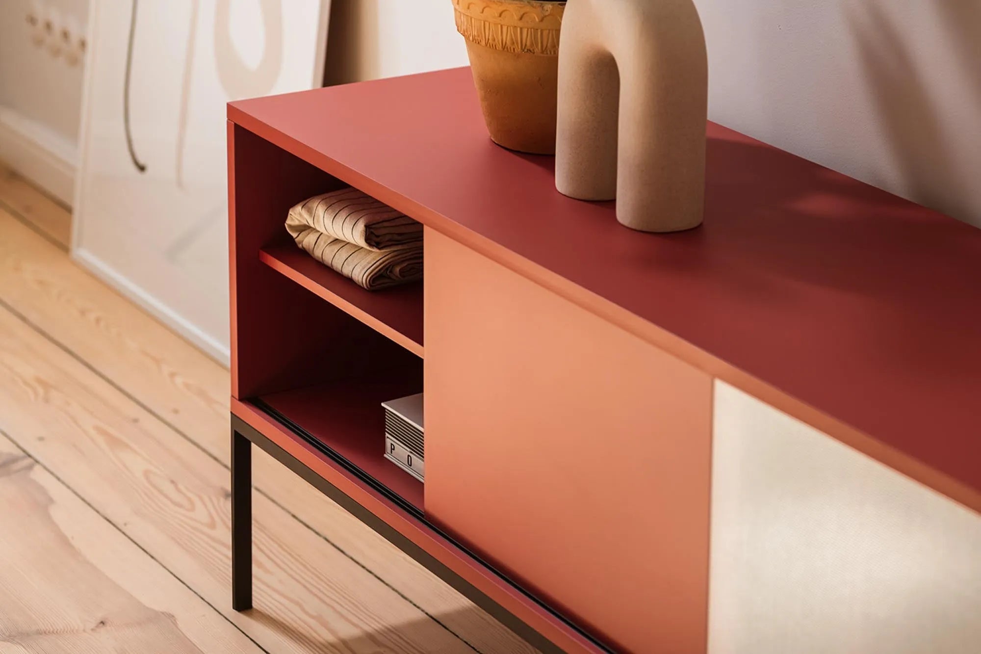 Met Sideboard von Noo.ma: Minimalistisches Design trifft auf Funktionalität.