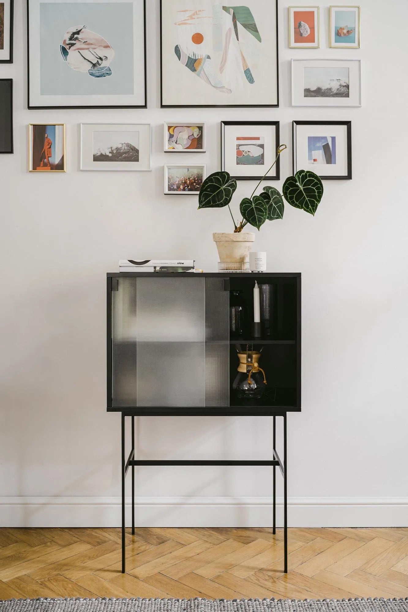 Lekko Konsole in Vulcano Black präsentiert im Onlineshop von KAQTU Design AG. High-Sideboard ist von Noo.ma