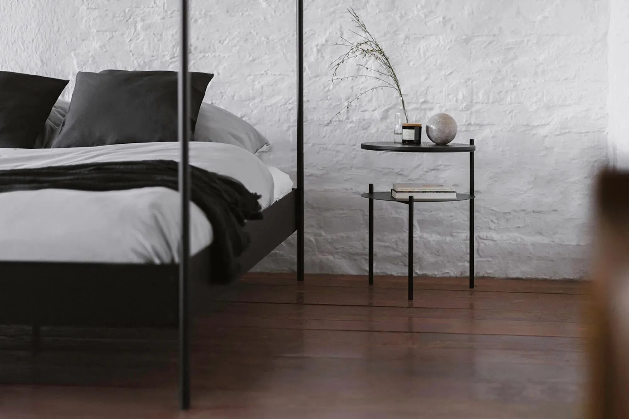 Eleganter Tu Nachttisch von Nooma: Robuster Stahl, Eichenfurnier, minimalistisches Design. Perfekt für Schlafzimmer oder Wohnzimmer.