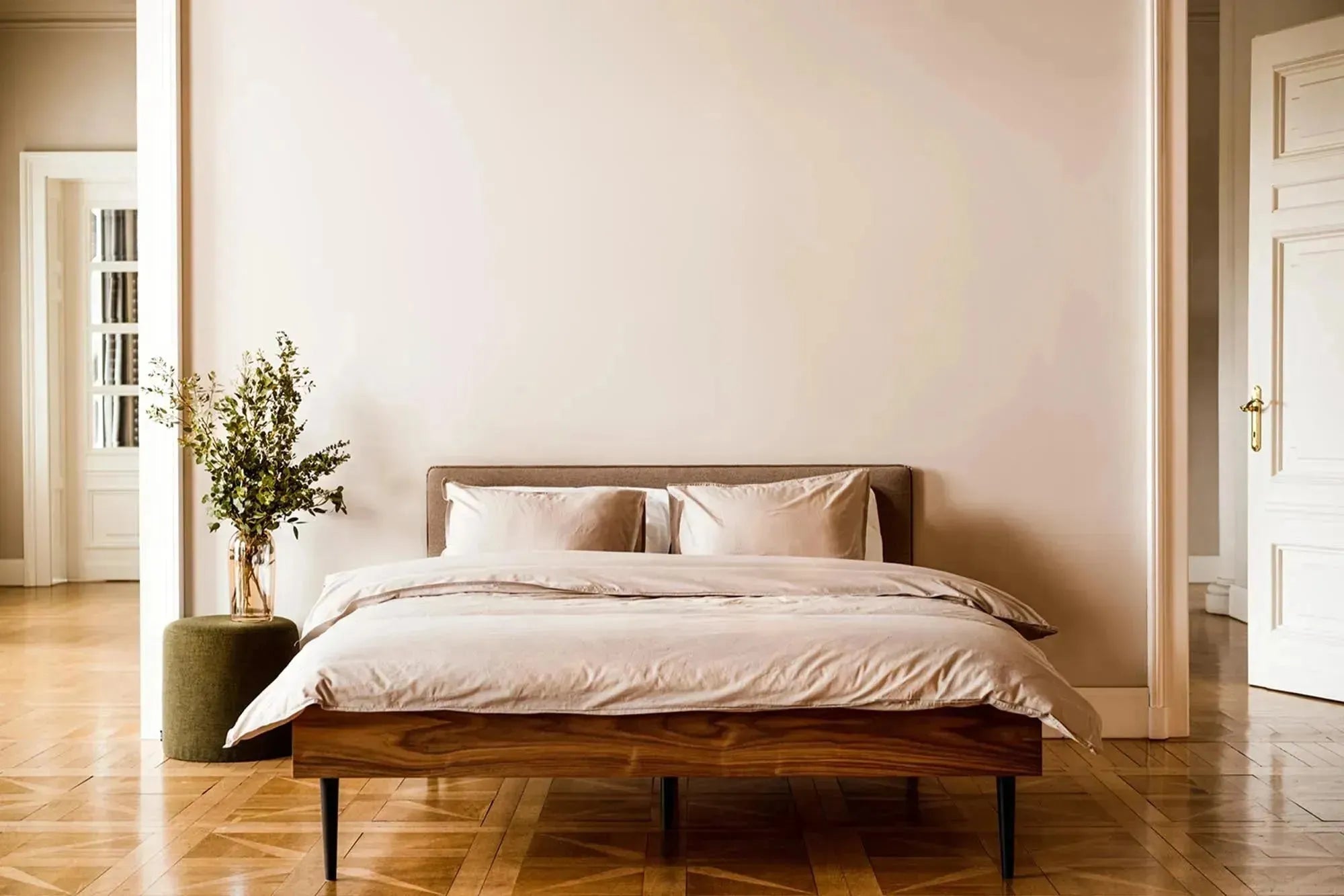 Elegantes Streiko Bett von Noo.ma: Komfort trifft auf modernes Design.