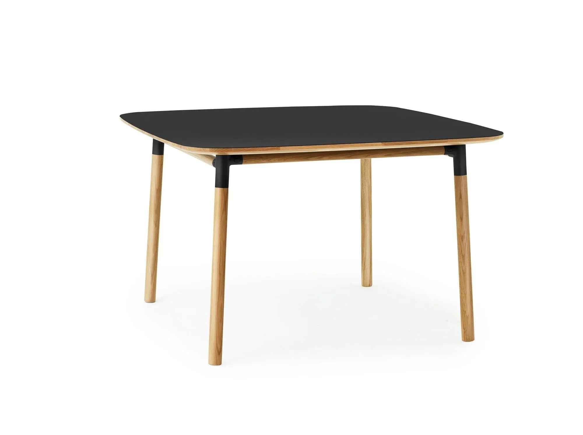 Form Tisch 120x120: Minimalistisches Design von Normann Copenhagen.