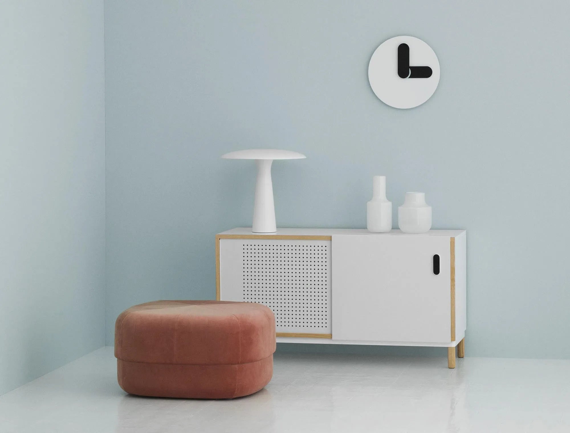 Elegantes Kabino Sideboard: Skandinavisches Design trifft Funktionalität.