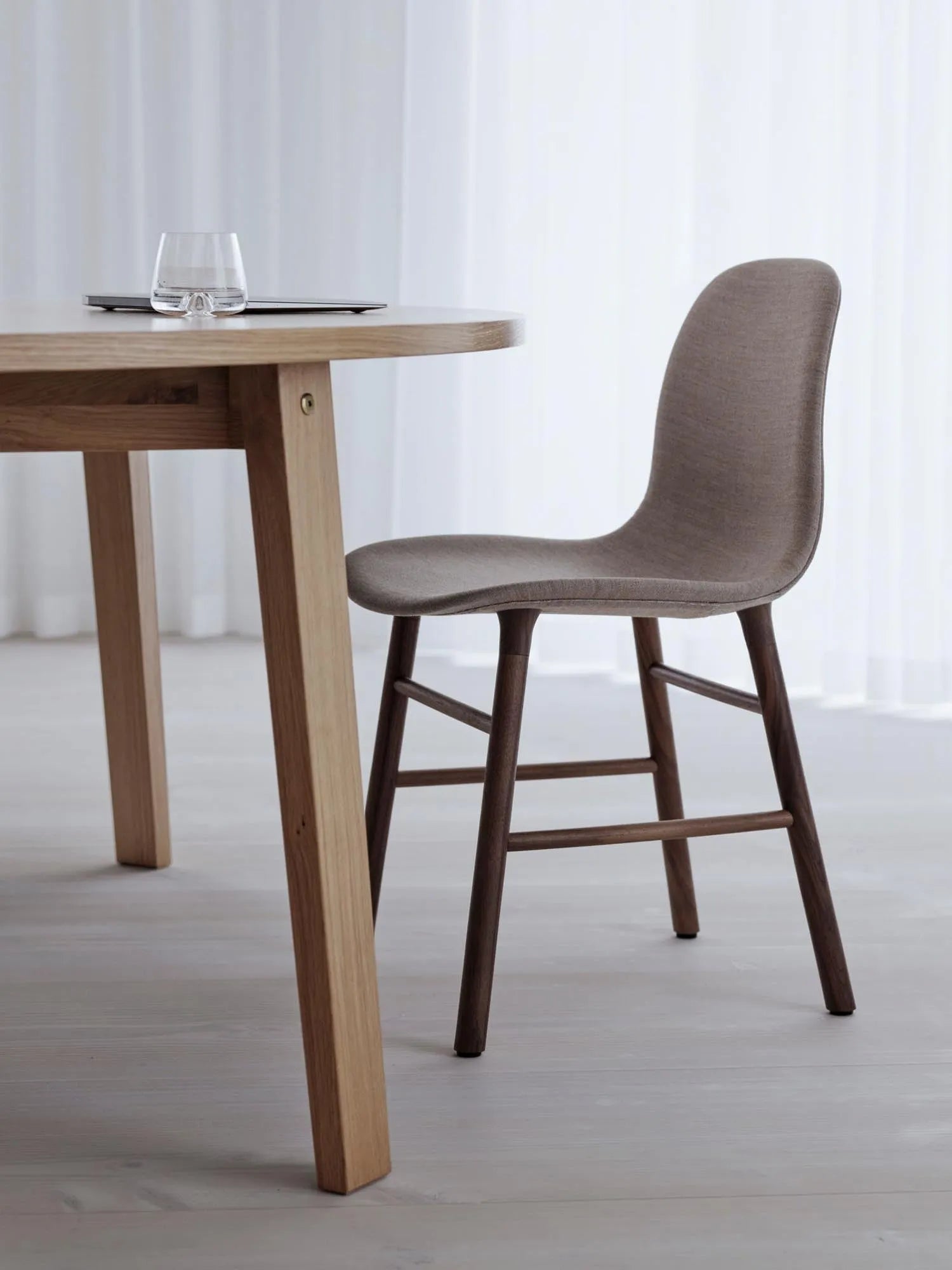 Slice Tisch Vol. 2 rund – zeitloses Design von Normann Copenhagen.