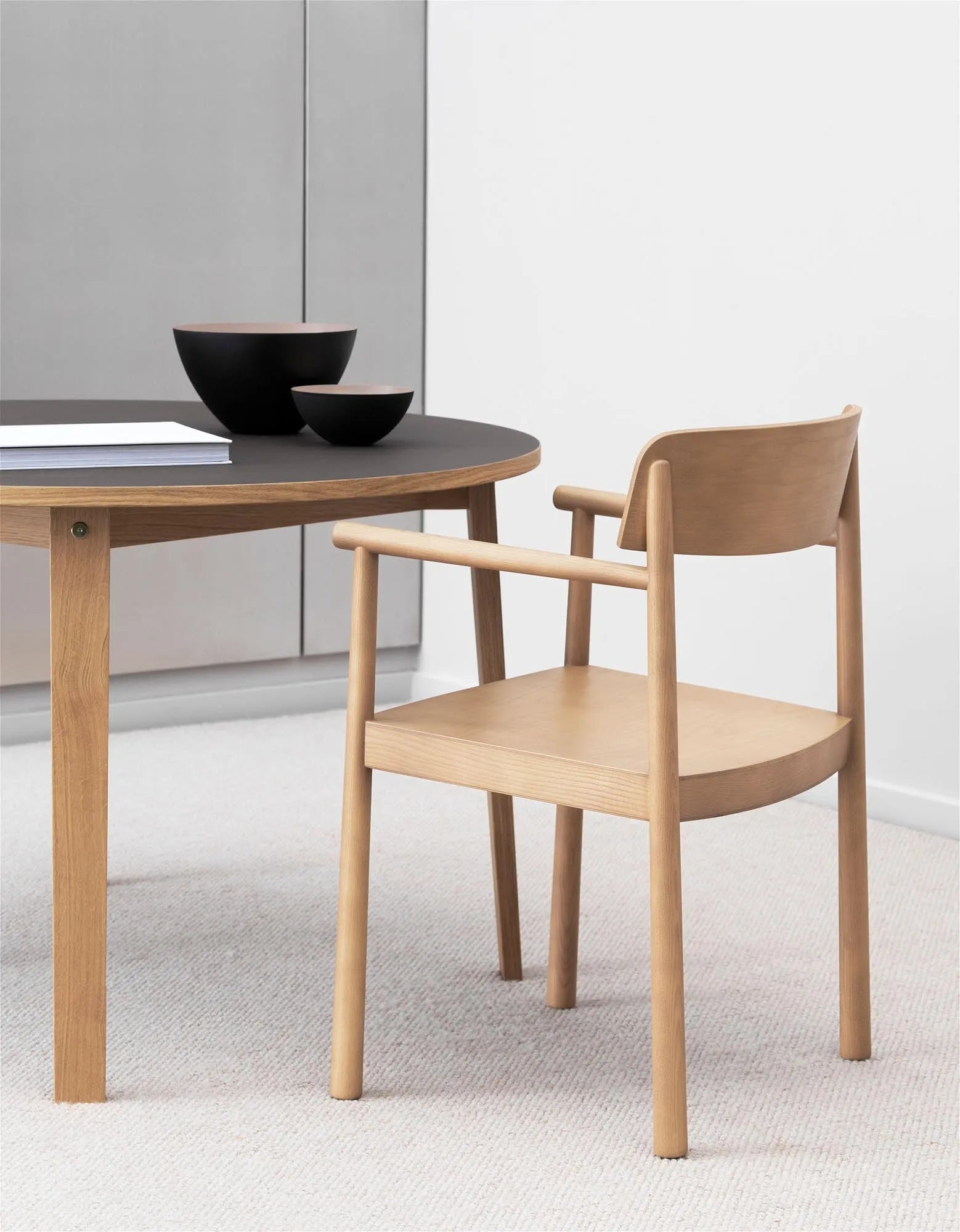 Eleganter runder Slice Tisch aus Linoleum von Normann Copenhagen.