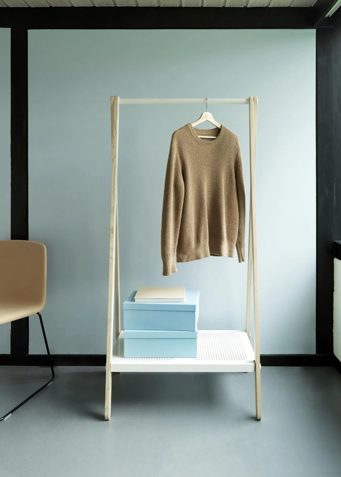 Toj Kleiderständer klein: Minimalistisches Design von Normann Copenhagen.