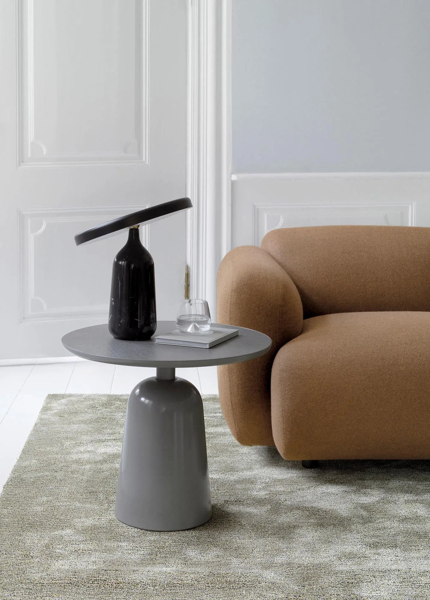 Eleganter Turn Tisch von Normann Copenhagen, ideal für jeden Raum.