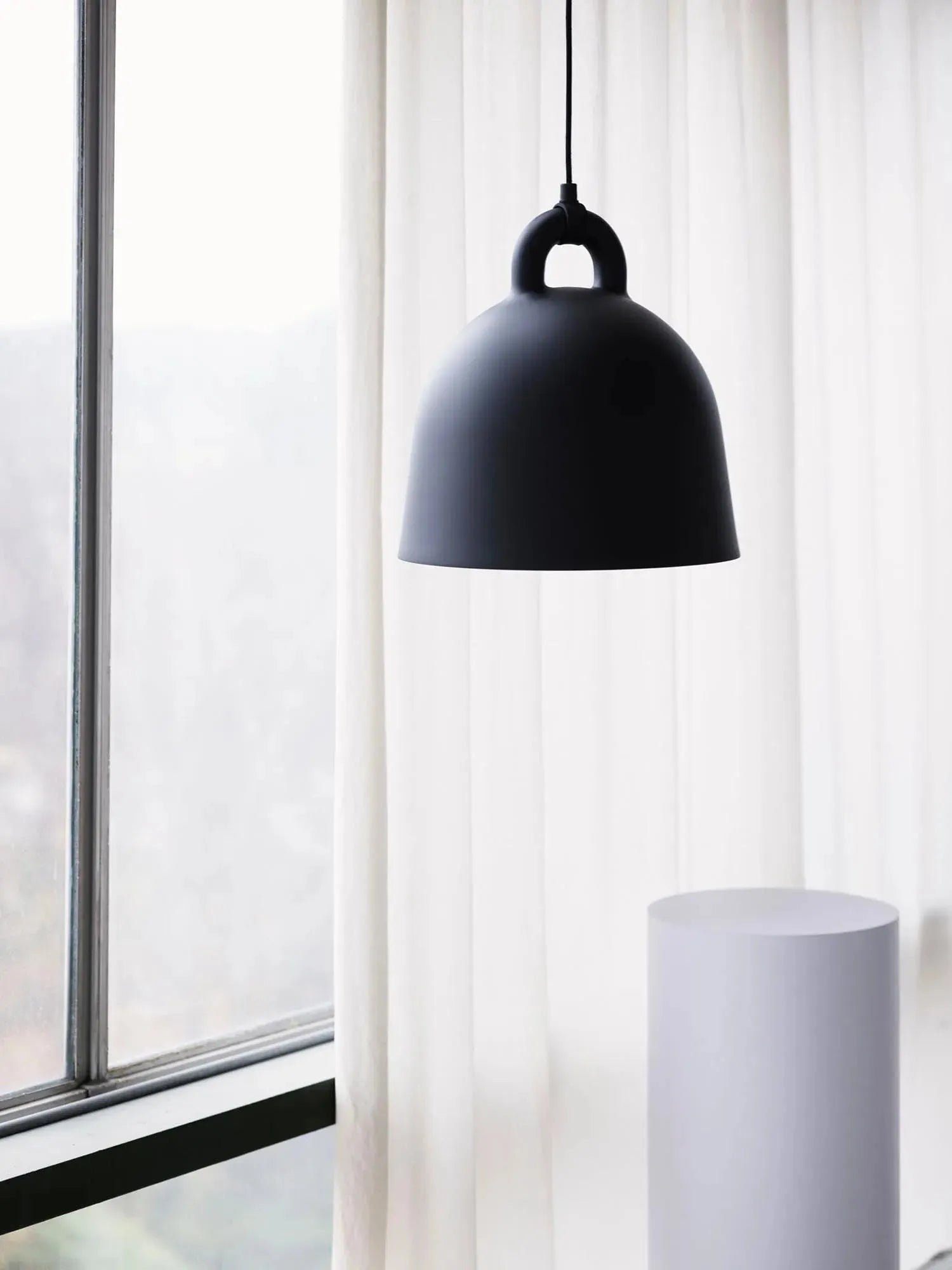 Die Bell Lampe medium EU von Normann Copenhagen vereint modernes Design mit Funktionalität. Aus Aluminium, in Weiß, Schwarz, Sand oder Grau erhältlich, bietet sie flexible Installation und stimmungsvolle Beleuchtung.