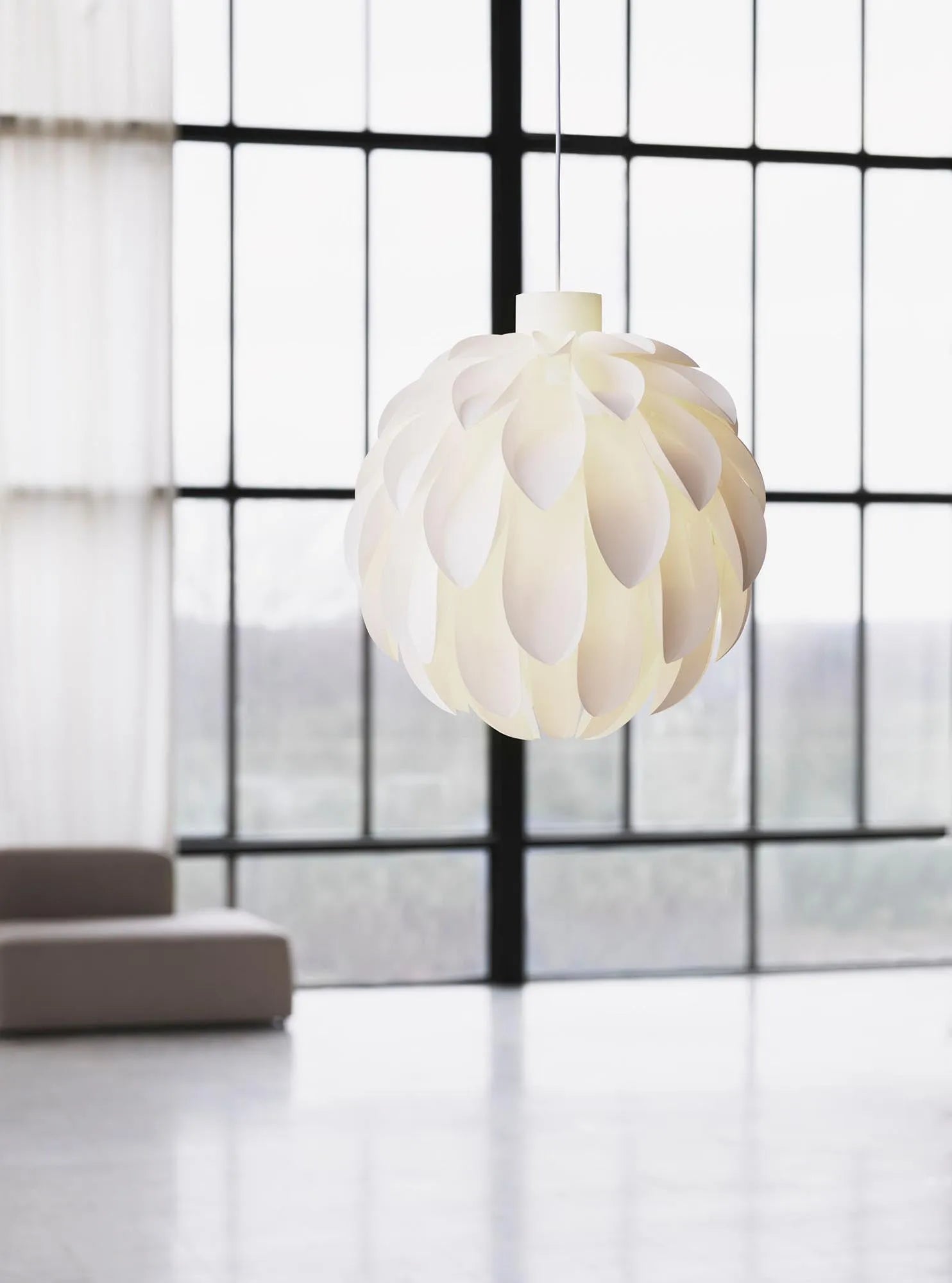 Stilvolle Norm 12 Lampe Groß: Zeitloses Design von Normann Copenhagen.